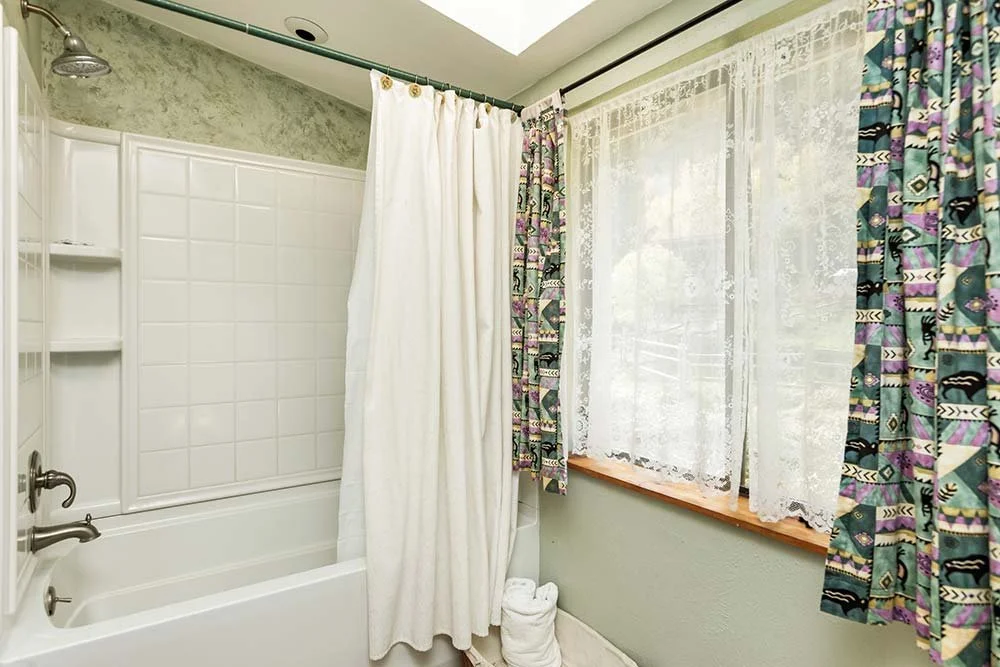 ChairMtnRanch_full-bath-upstairs.jpg