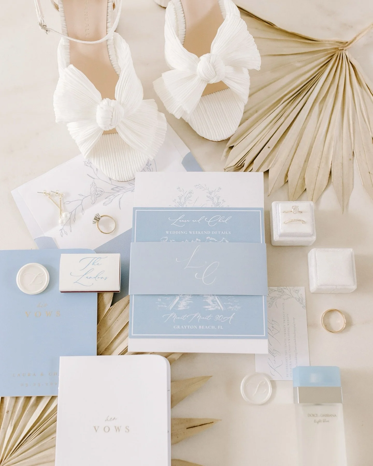 Pro tip: your getting ready location for your wedding is SO important for your photographs! The light, the decor, the colors- it is all going to reflect in your photos. Laura &amp; Chad&rsquo;s wedding day kicked off in a beautiful @watercolorcommuni