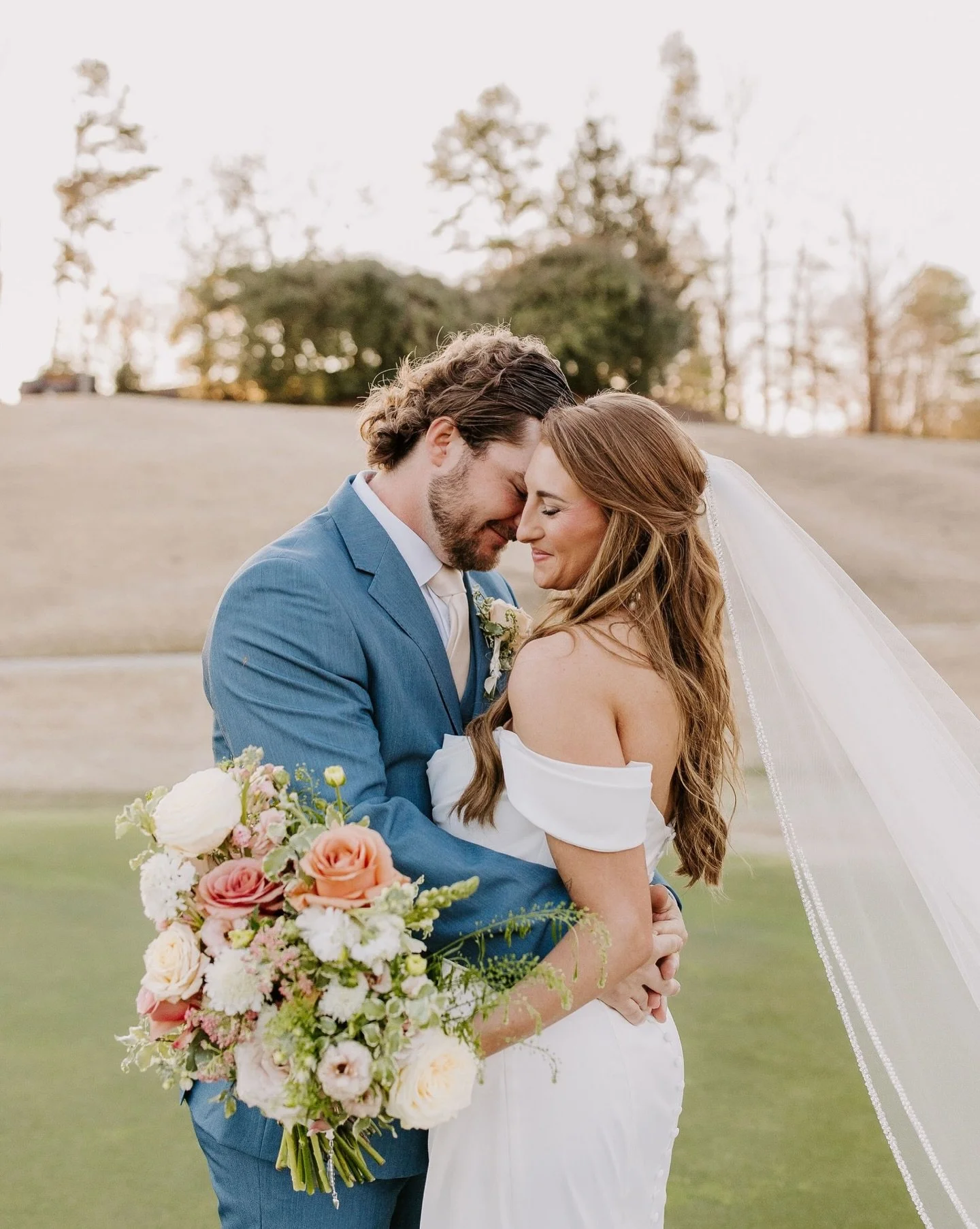 The happiest day celebrating Anna &amp; Trevor! 🥂 

This sweet couple had to postpone their original fall wedding date due to a tragic loss of the bride&rsquo;s brother just a month before the wedding. So many beautiful nods to Anna&rsquo;s brother 