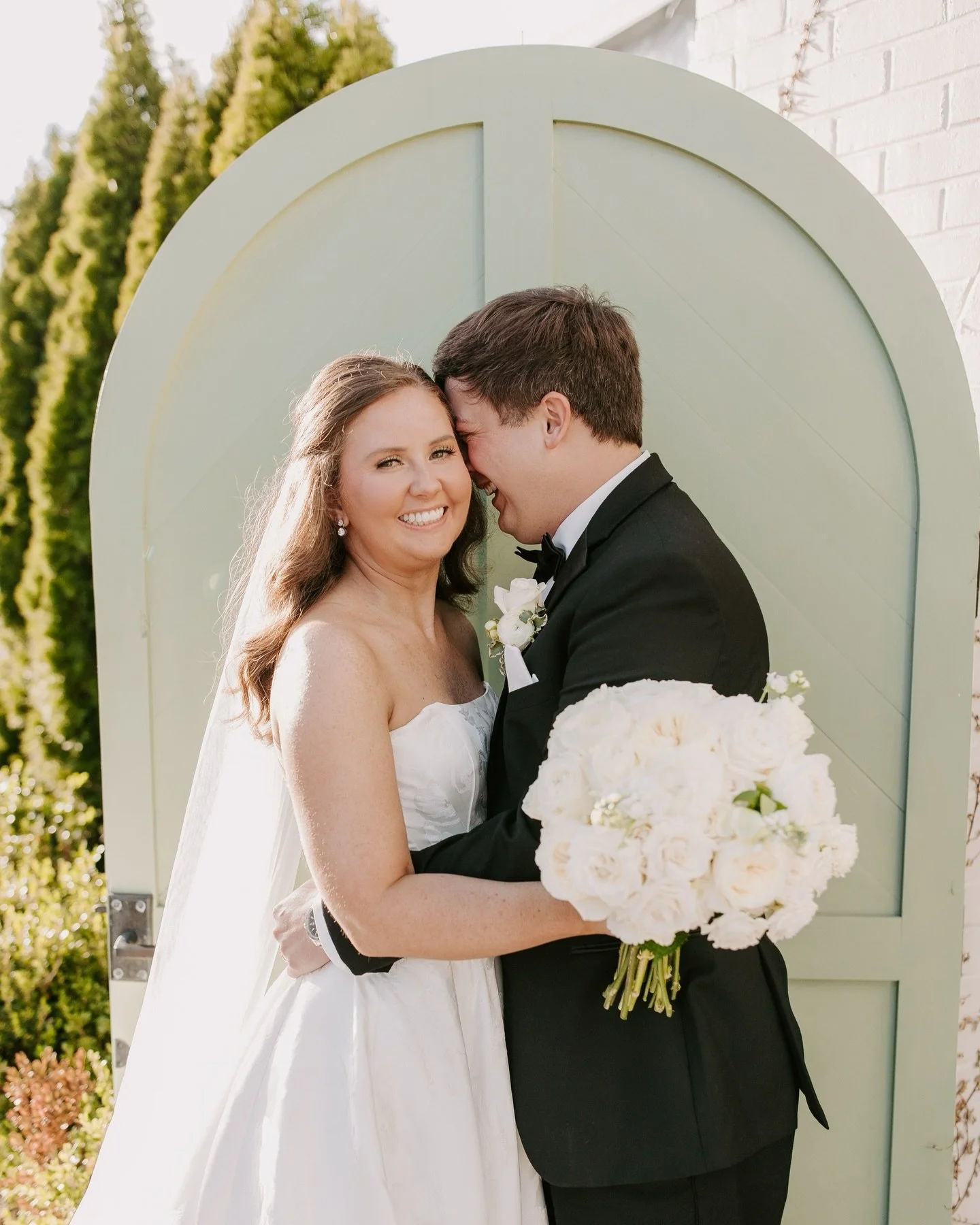 Spring wedding season is in full swing! The most beautiful celebration for Harper &amp; Will featuring beautiful shades of green, soft florals and pops of pattern. Congrats to the Housleys!

Vendor team: 
Venue: @2719thefarrell 
Planner: @threefoldev