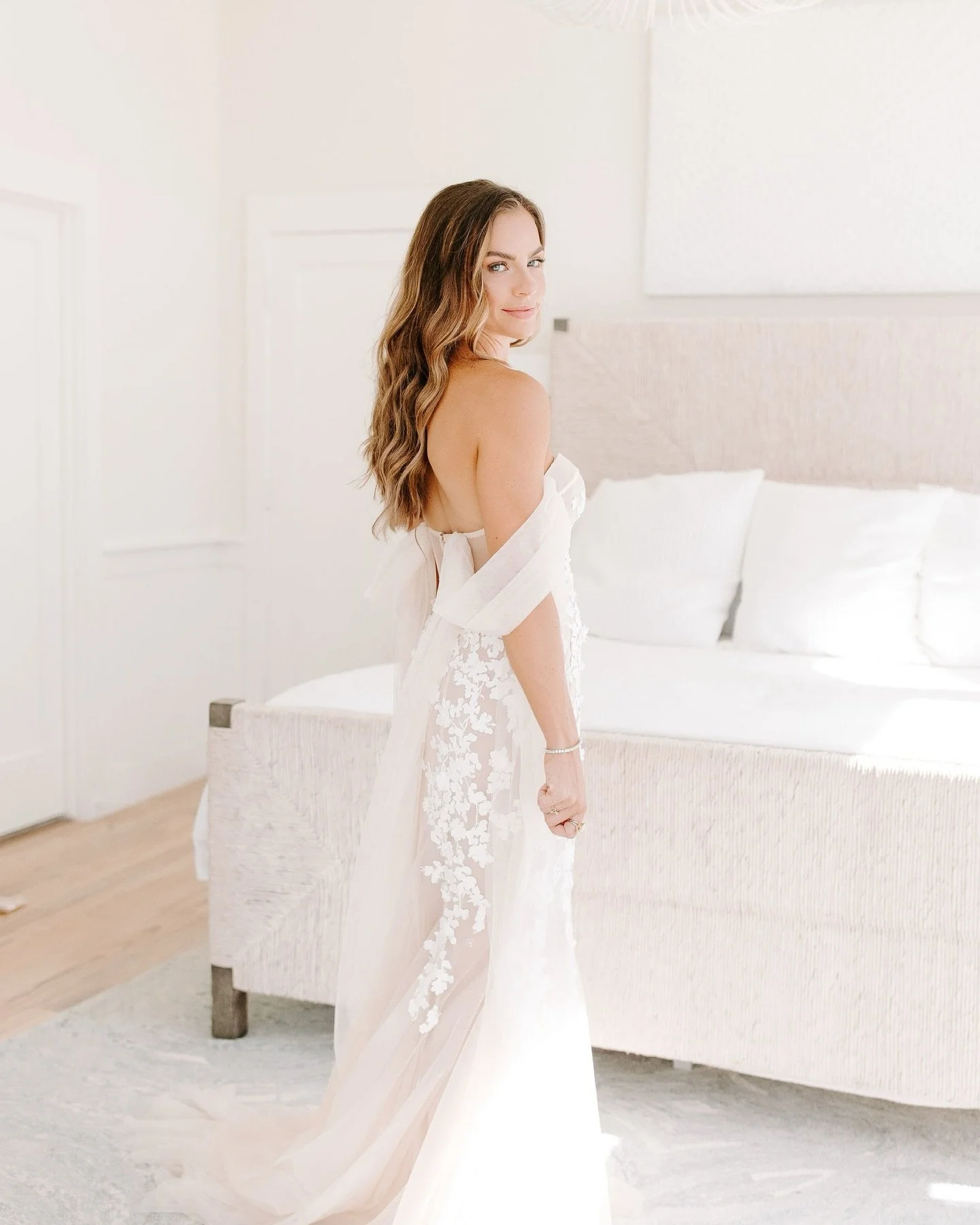 Nothing like a gorgeous 30A wedding 😍. My favorite detail being Gracie&rsquo;s beautiful @bertabridal dress.
