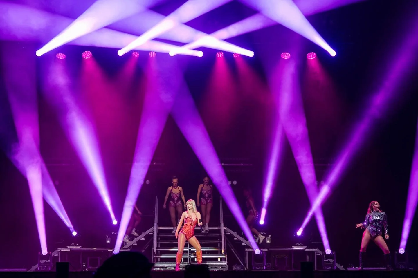 When those lights fill the stage 😍 You know it&rsquo;s going to be a good one 🙌 
.
.
.
#lightscameraaction #swifties #brighton #taylortribute