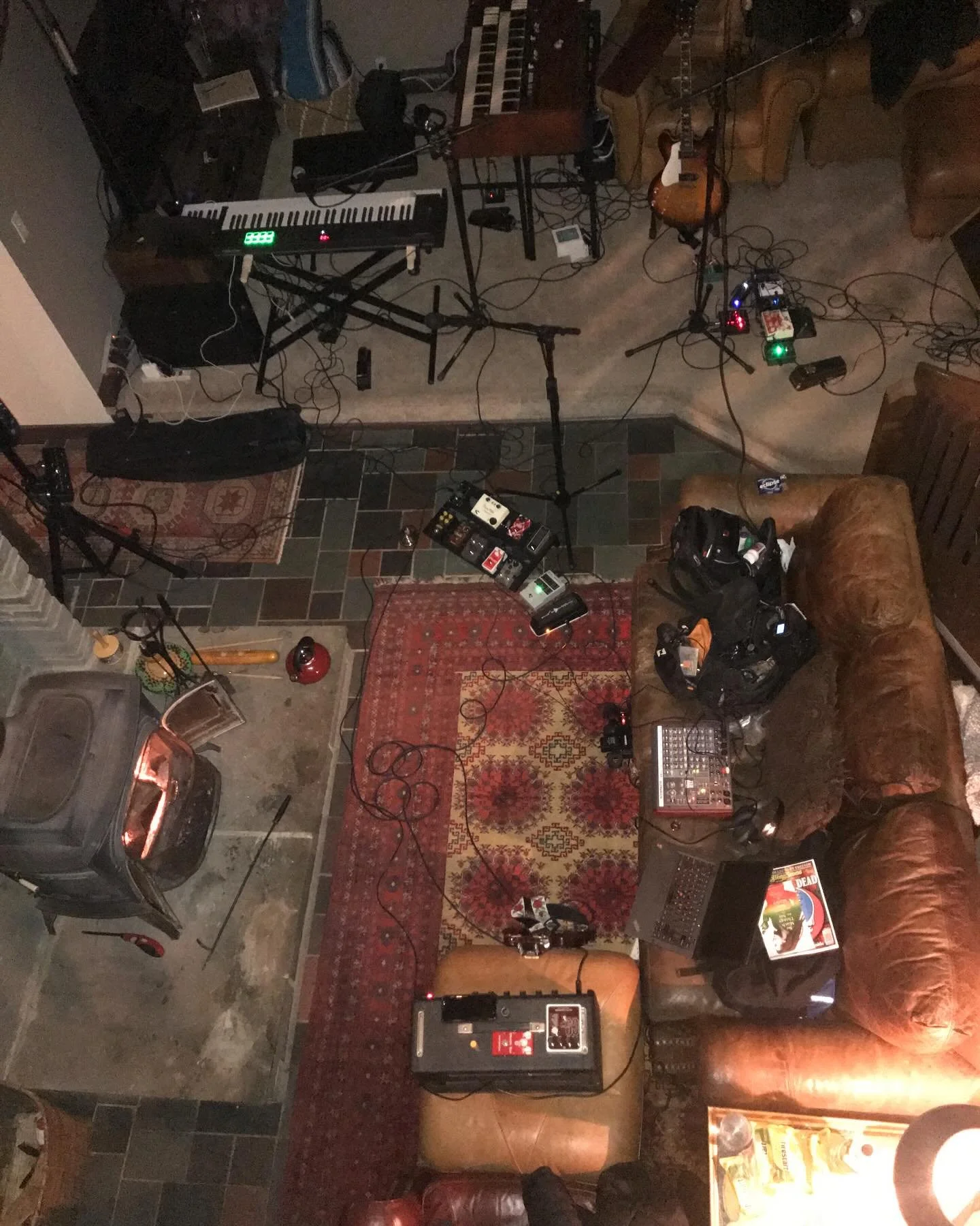🎶🎸🎹 Our set up back on 2018, when we used to rent houses in the woods annually to jam.  Always great trips. 🦀🤘