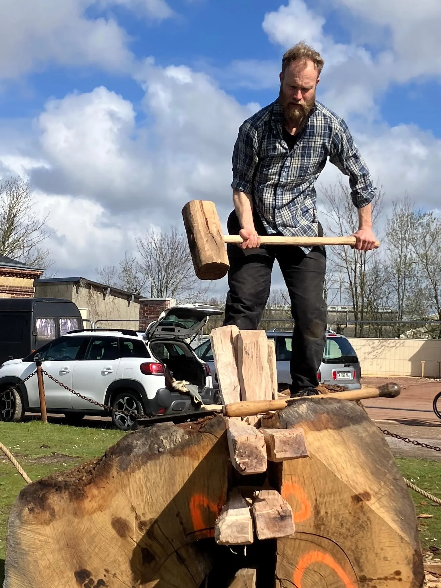 The power of a wooden wedge! Cleaving oak at Honfleur a few years ago. Cleaving timber can be really quick and produce strong timber for many types of construction as it follows the grain of the wood.
