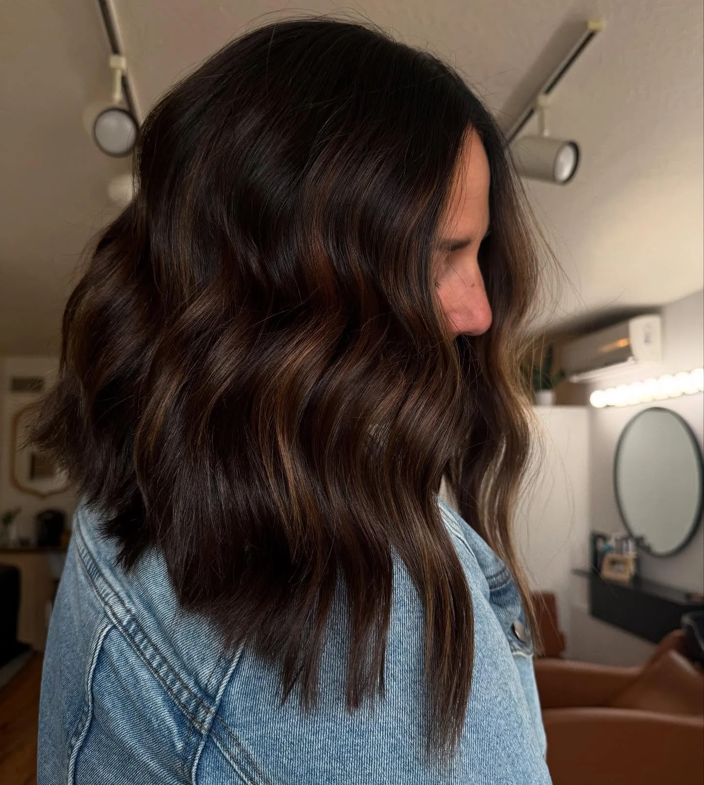 Rich pops of light for this gorgeous girl!🖤🤎