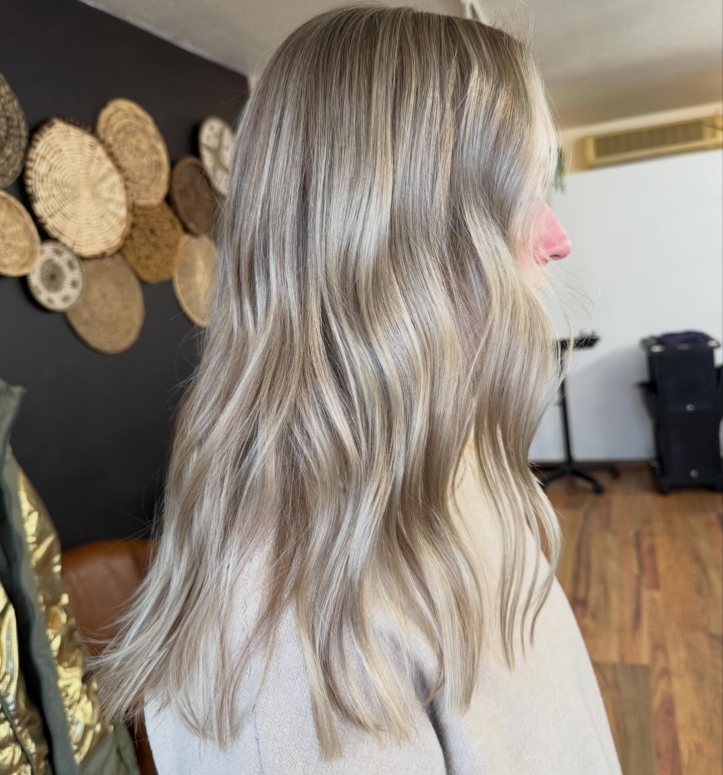 Beautiful bright blonde on one of my favs!🙌🏽🎀