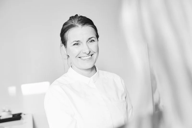 Sort-hvid-foto af indehaver af klinikken Kit Ballermann.
