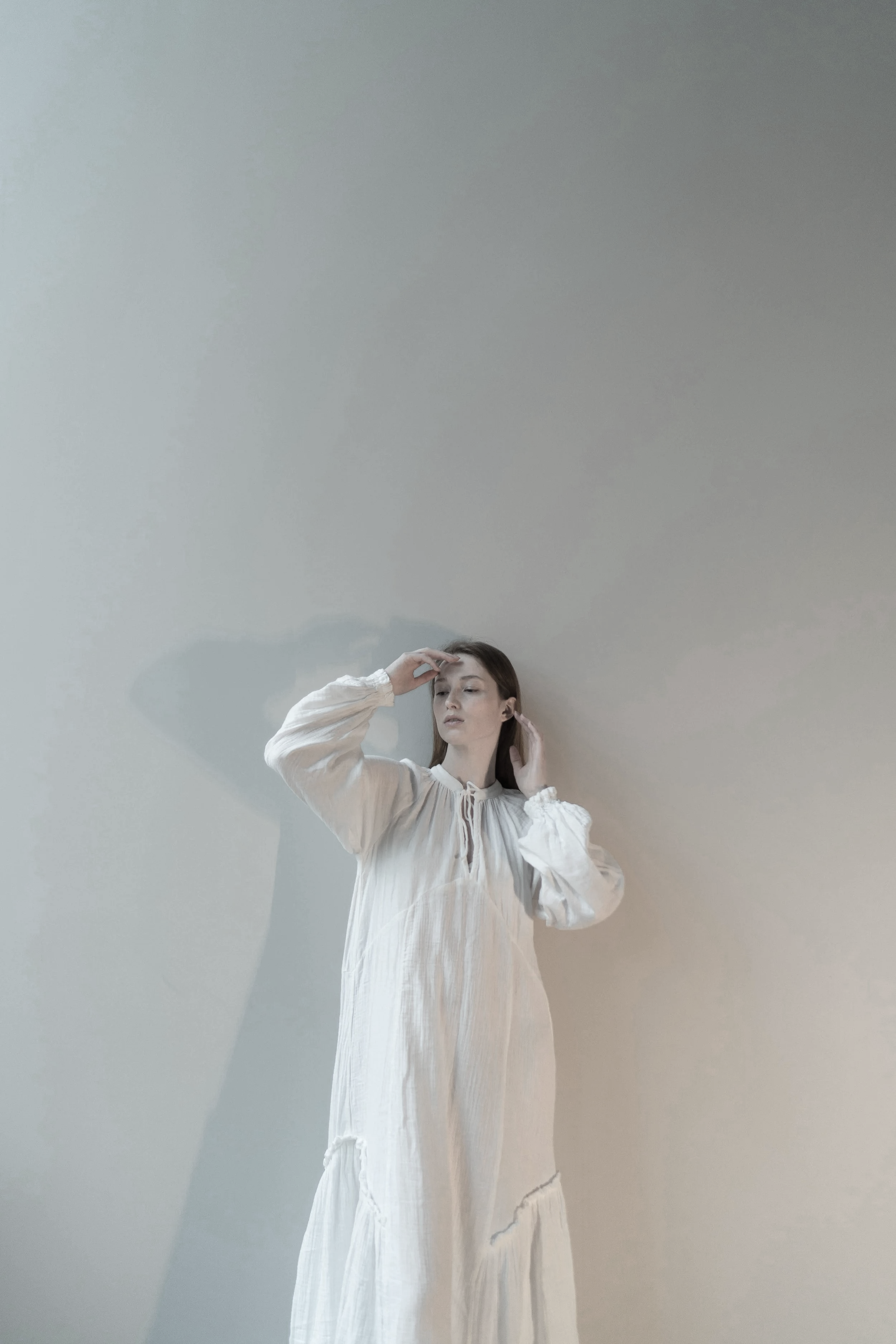 Kvinde slapper af i i klinikkens rolige atmosfære