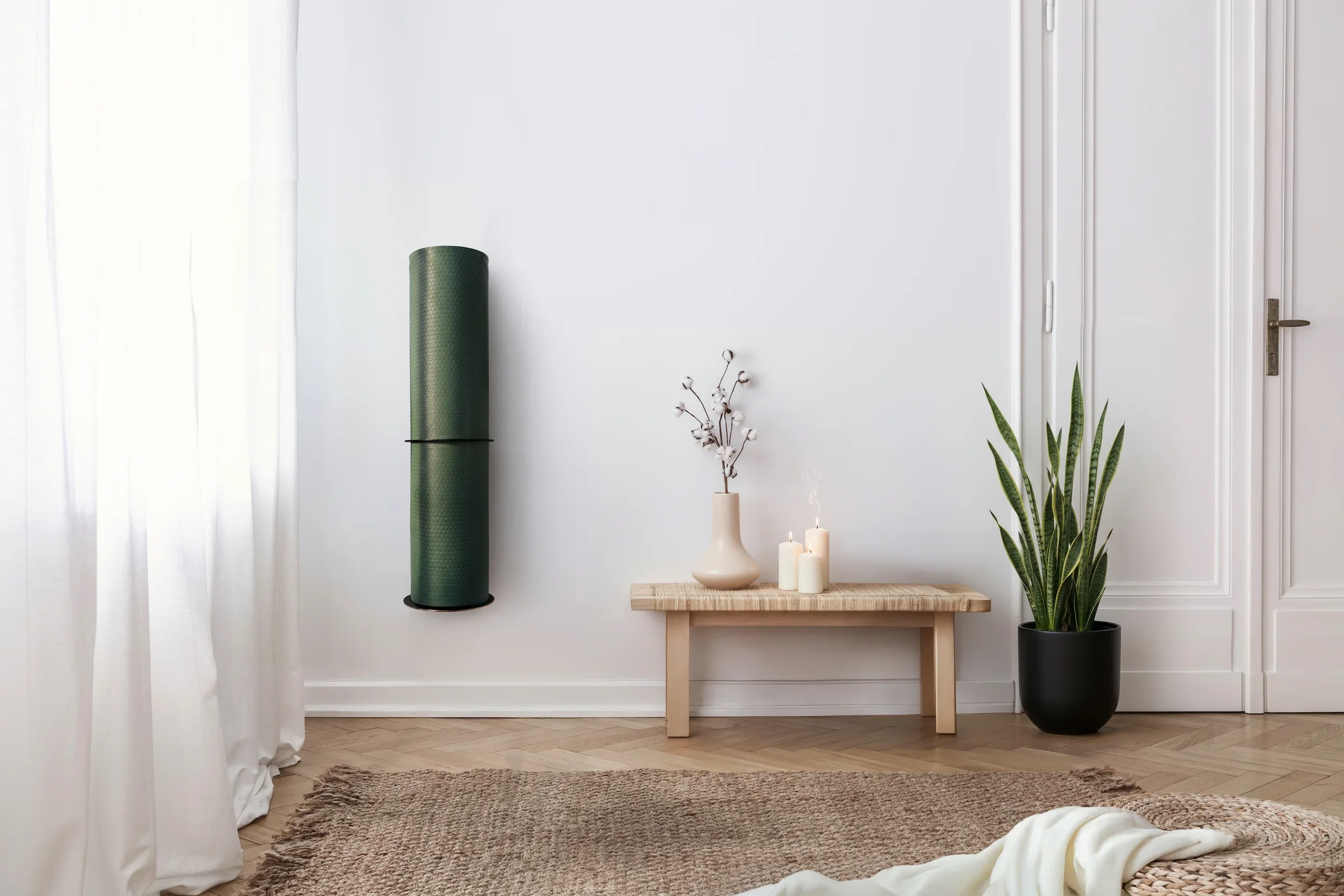 MatBase Yogamattenhalterung an Wand montiert in stilvollem Wohnzimmer, welches lichtdurchflutet ist