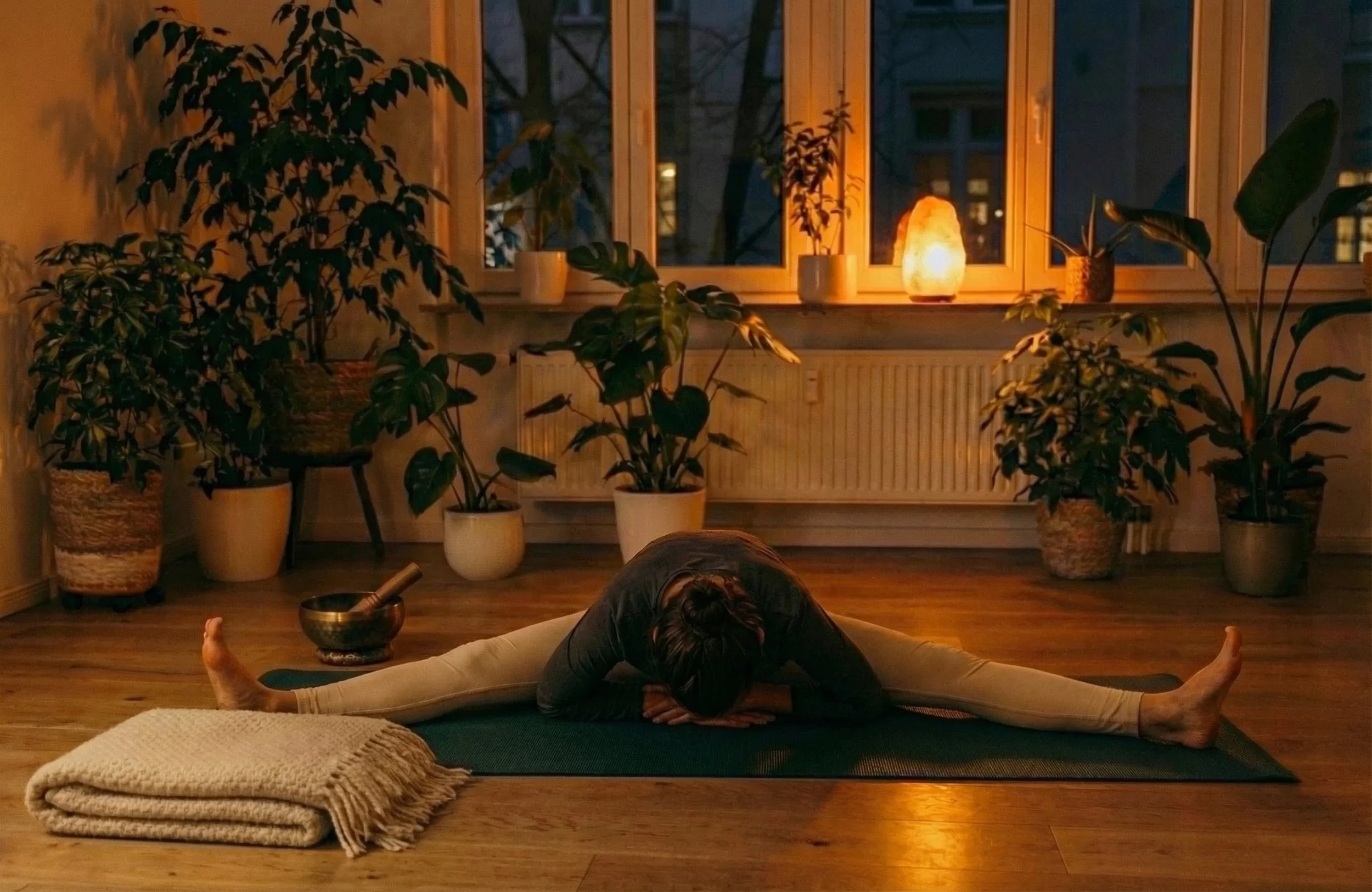 Frau macht Yin Yoga in gemütlicher Yogaecke mit Klangtherapie