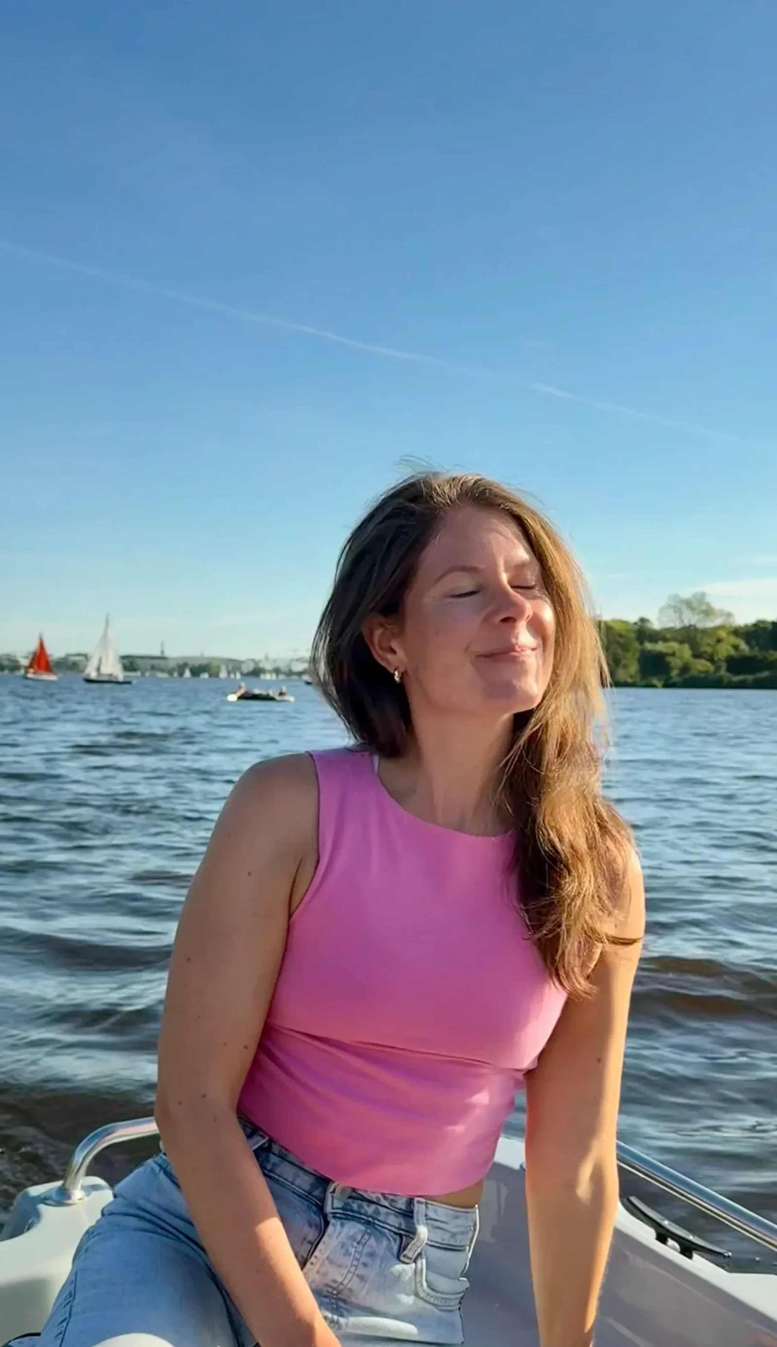 Gründerin sitzt in Sonne und genießt bei geschlossenen Augen das Wetter