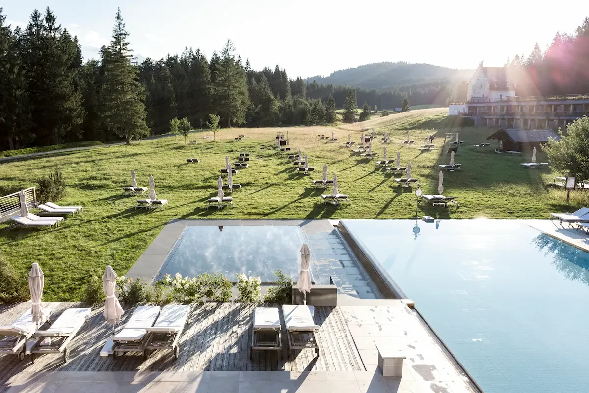Pool und Garten Yoga Hotel Kranzbach in den bayrischen Alpen