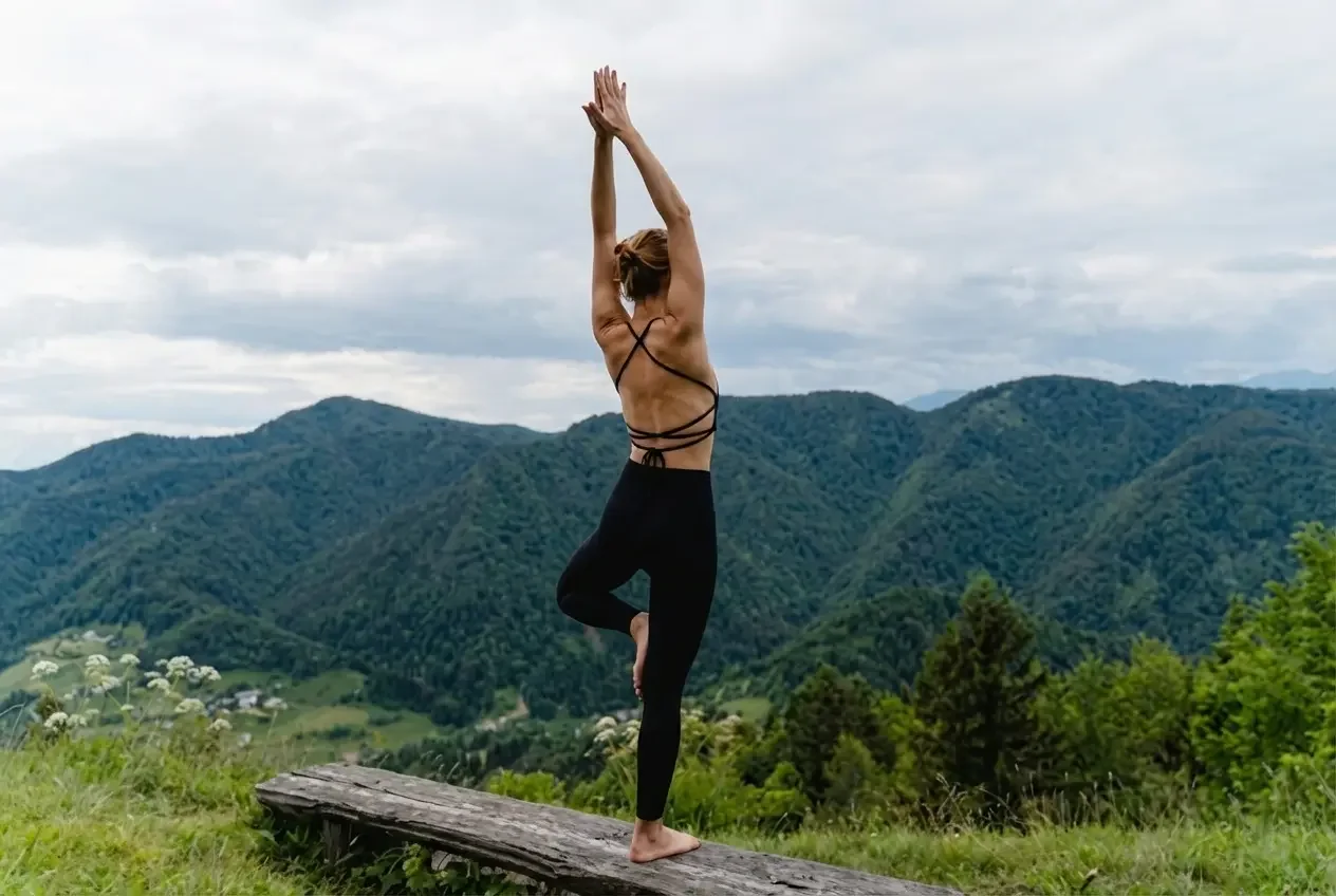 Frau macht Yoga mit Blick in die Berge