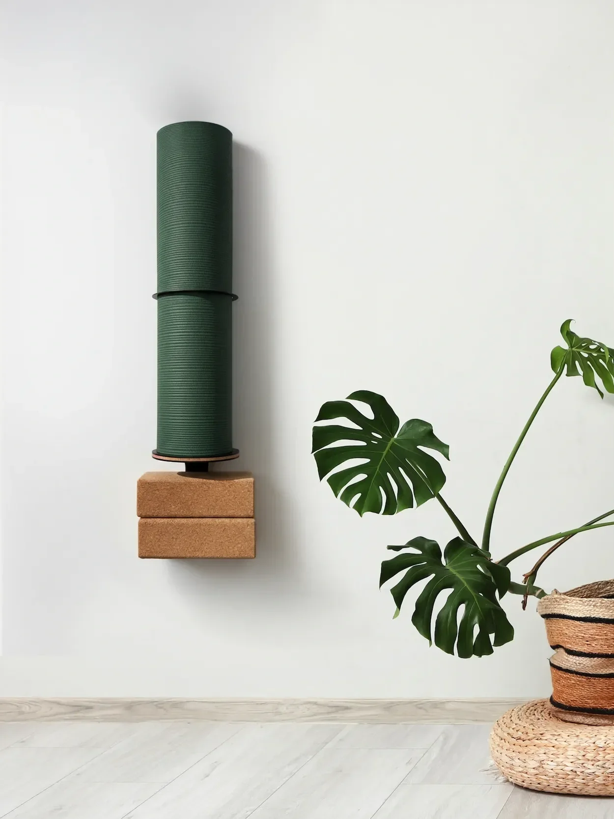 DuoBase Yogamattenhalterung inkl Korkbloecke, Frontansicht an Wand montiert