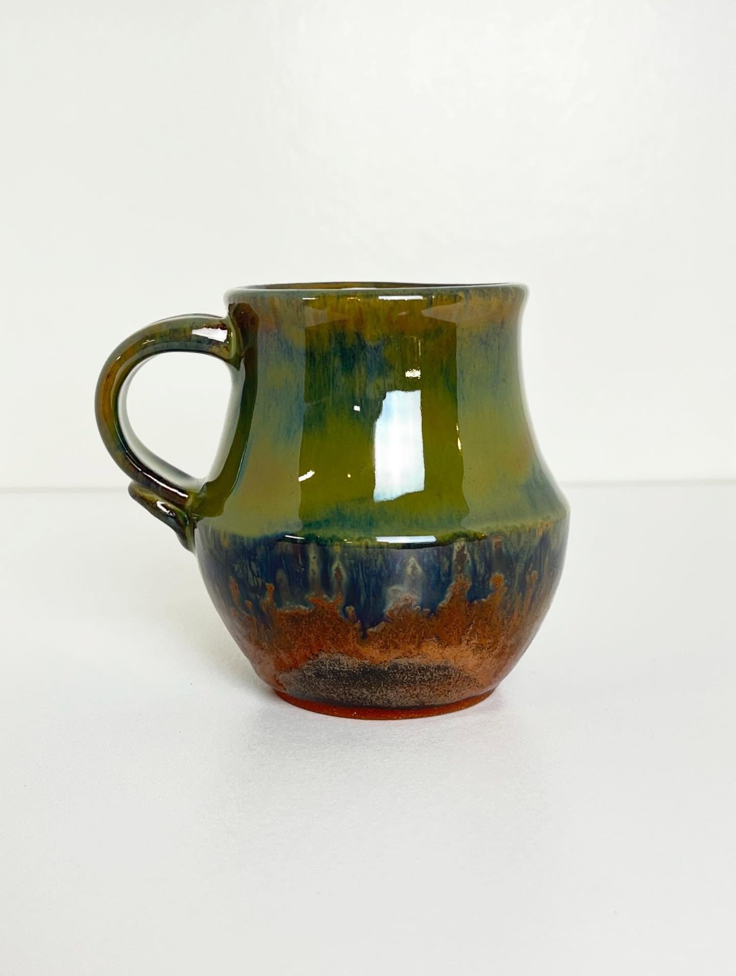 A moment of appreciation for this glaze combination🍃

#pottersofig #instapottery #claylife #claymipots #claymipottery #womeninceramics #ceramics #wheelthrown #potterystudio #loveceramic #madeinrochester #locallymade #rochestersmallbusiness #shopsmal