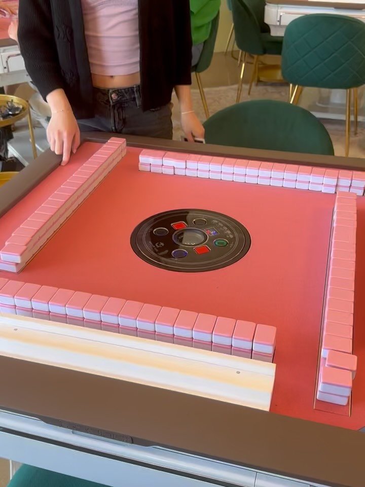 WHAAT??? On a gorgeous walk in Scottsdale and we literally walked by @phoenixmahjongclub right next to our hotel!!! It was SUCH a gorgeous space and they were so sweet to let us check it all out and even see the mahjong auto tables in action!! Thank 