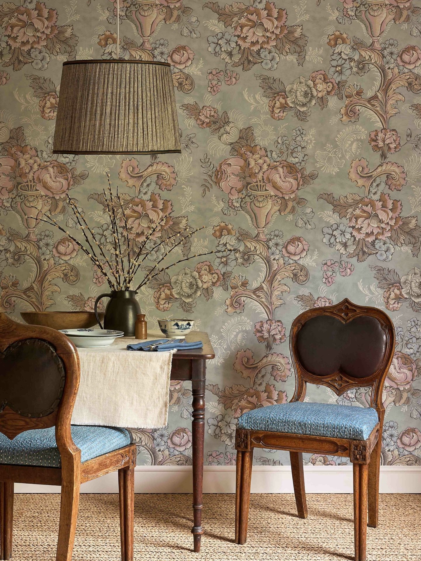 Happy WALLPAPER Wednesday ~ featuring Georgia from Lewis &amp; Wood&rsquo;s History Papers collection

Based on a wallpaper discovered in 1966 by Philip Jebb, father of Lewis &amp; Wood&rsquo;s Creative Director Magdalen Jebb, in a derelict building 