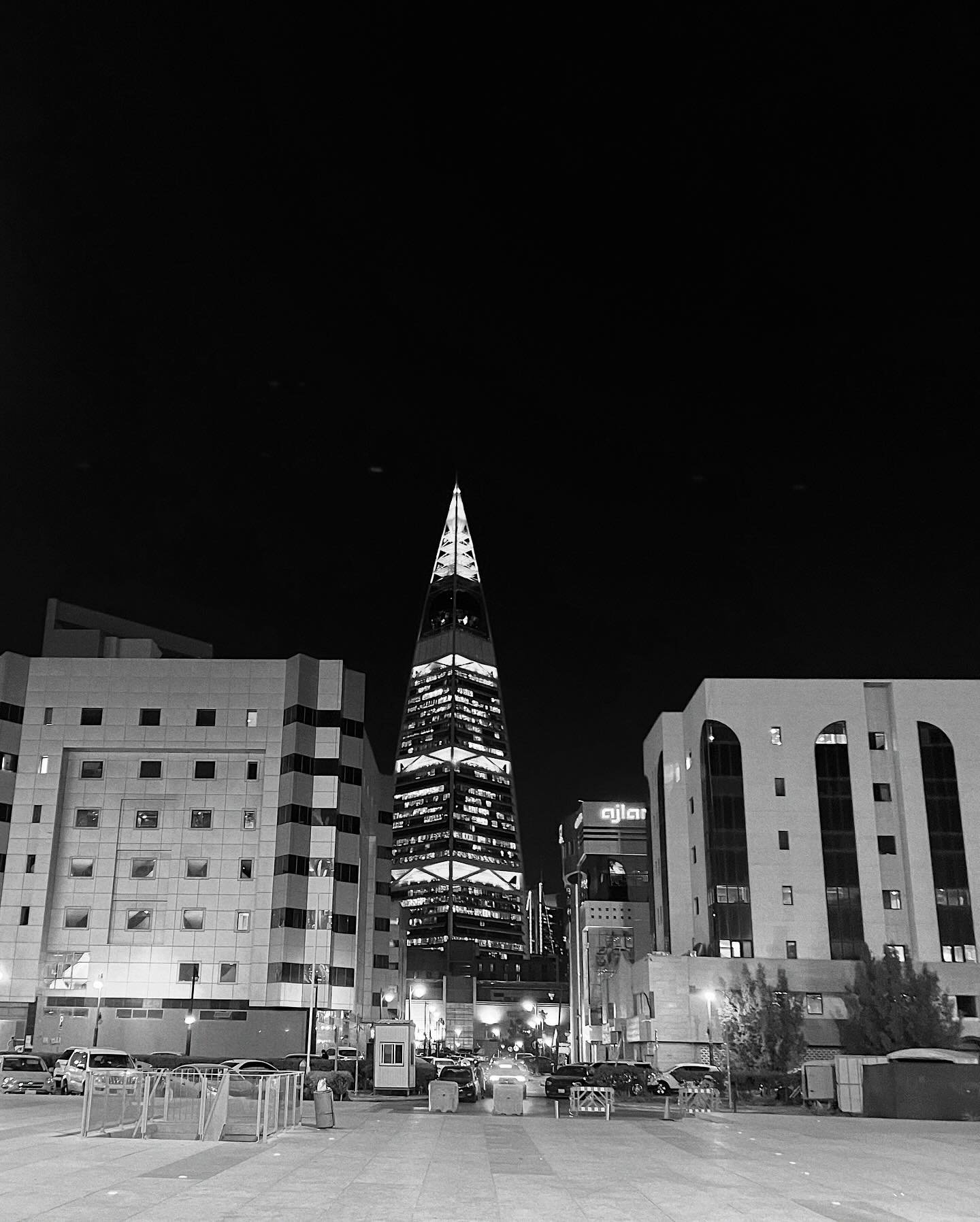 ⁨	يوم الميلاد 
كأن العمر يعاد كلُ مرة .. 
لكن الارقام وحدها تزداد كل عام ..
و في العام الخامس العشرين بعد الالفين كنا في مقهى  نتصفح كتابين.. 
اقرأ: 
&quot;للمرة الألف تركض تلك المرأة للحاق بالباص&hellip;&quot;
أقلب الصفحة:
&ldquo;الغربة ليست بالأمر 