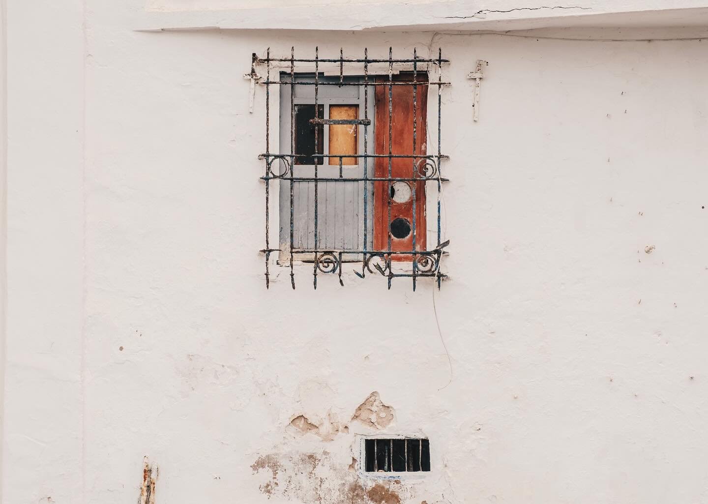 ⁨	⁨	⁨	⁨	قبل نشر هذه الصور الثلاث، كنت أناقش أختيَّ حول ما إذا كان تسلسل الصور مناسبًا أم لا. إحداهما رأت أن بينها ترابطًا واضحًا، بينما الأخرى لم تجد أي صلة تجمعهم

الصورة الاولى لنافذة مغلقة. 
الصورة الثانية لعائلة على البحر. 
الصورة الثالثة  لأثر ي