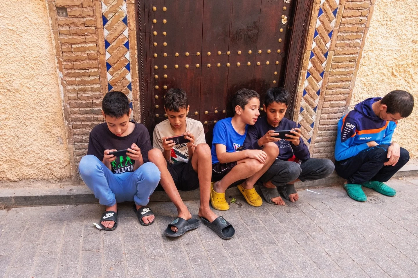 Shared solitude: (present but absent). 

#morroco #vscocam #vsco #fujifilmxt2 #fujifilmme