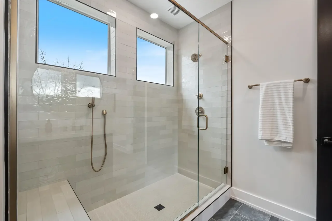 Jr primary shower with handheld