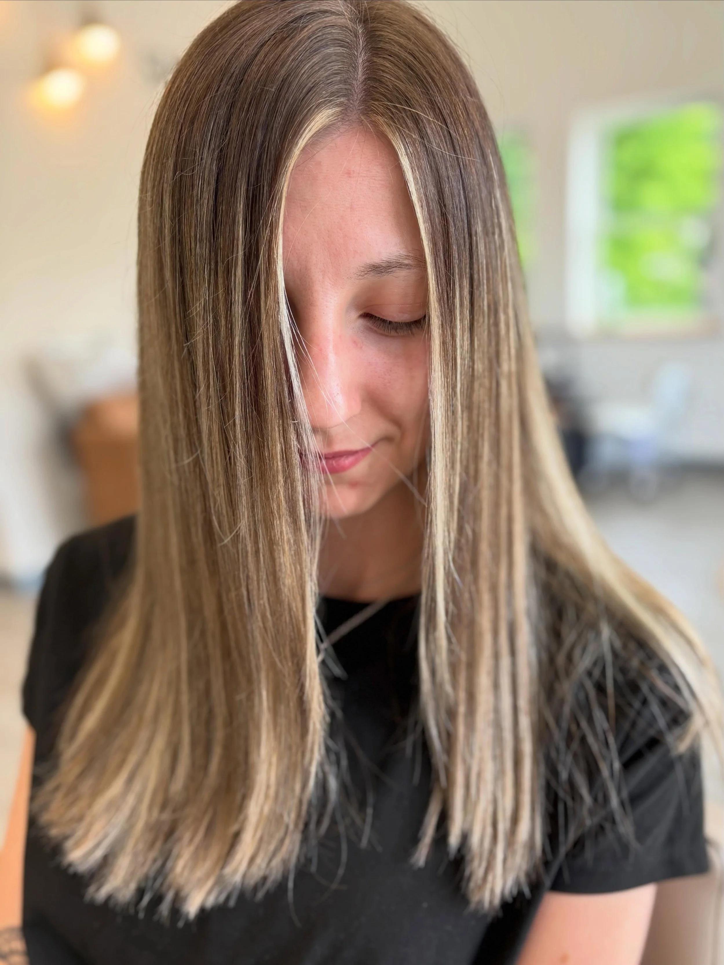 ✨ Reverse Balayage ✨
Depth. Dimension. Low maintenance.
The perfect blonde refresh. 🤎

#salon #balayage #belfastmaine #maine #mainesalon