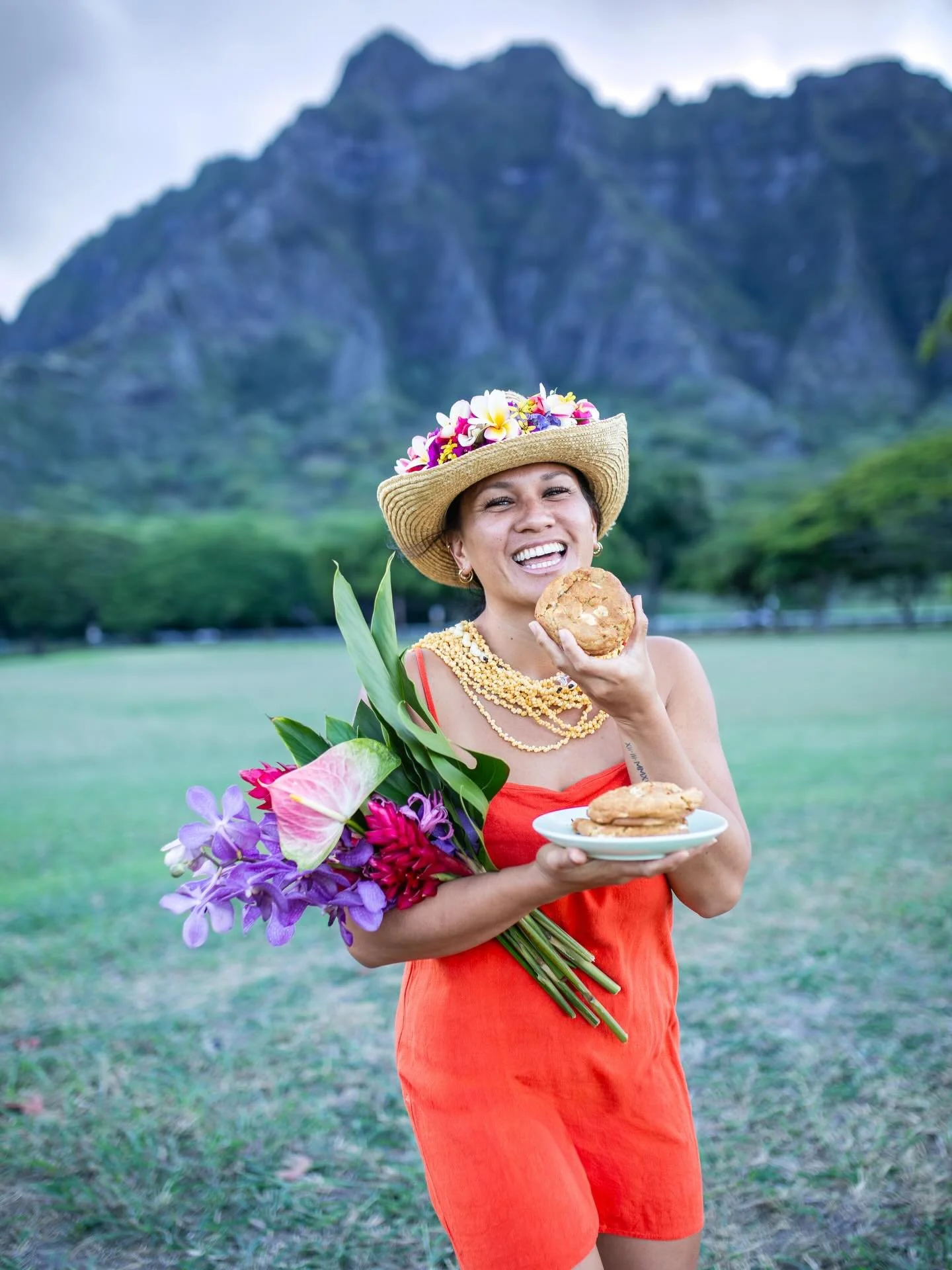 My all-time favorite gym fit consists of a shirt that says &ldquo;Chunky Babe&rdquo; on it, alongside a girl lifting a barbell with weights made out of cookies. It&rsquo;s classic merch from @chunky_co (the *best* cookie company known to man). Halia 