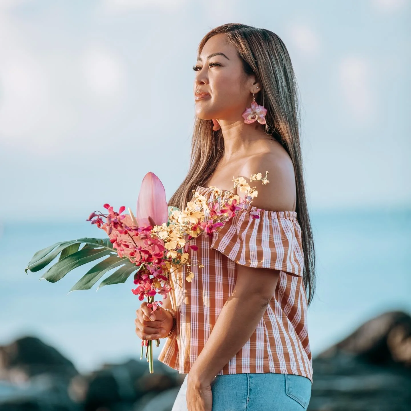 When the island sunrise glow, tropical blooms, and orchid earrings she rolled up with all come together ✨

&bull;
&bull;
&bull;

#oahuportraitphotographer #hawaiiportraitphotographer #outdoorportraits