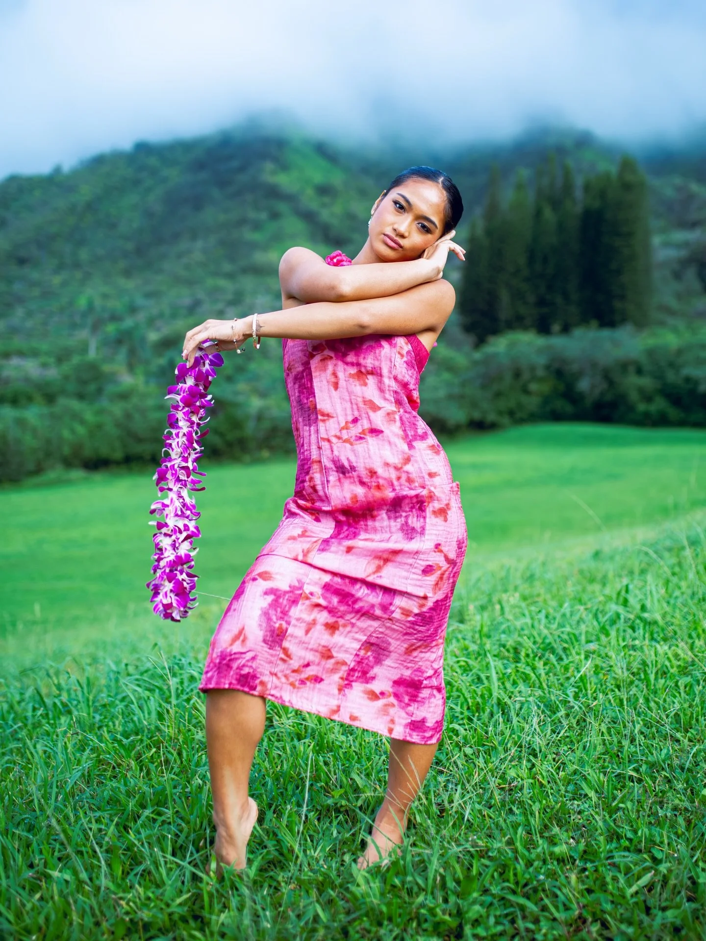 This is your sign to book a portrait session to start off 2026 nice and strong 🌺

&bull;
&bull;
&bull;

#oahuportraitphotographer #hawaiiportraitphotographer #floraandfemina #moodyportraits