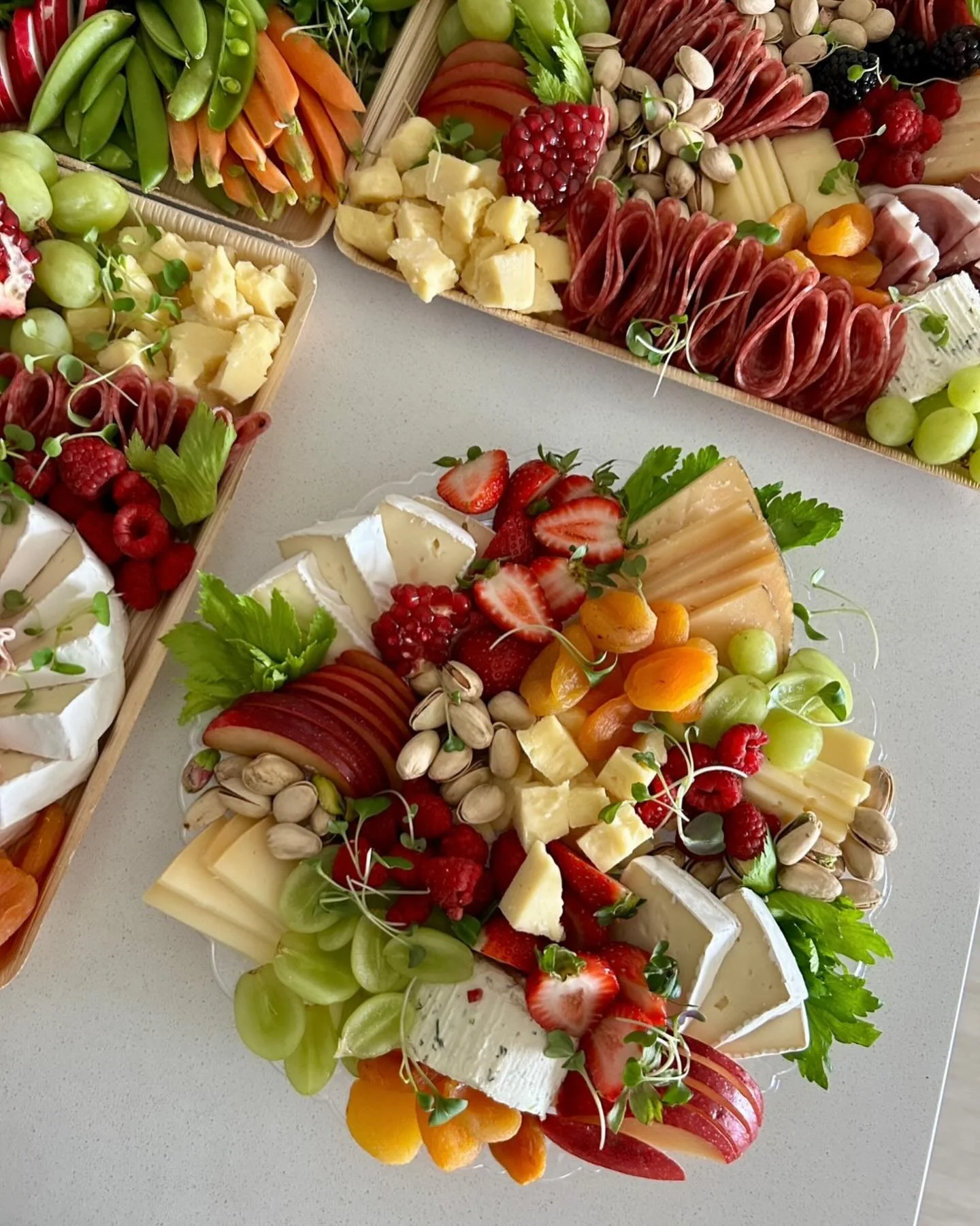 meatless charcuterie boards are just as stunning 🍓🍐🍎