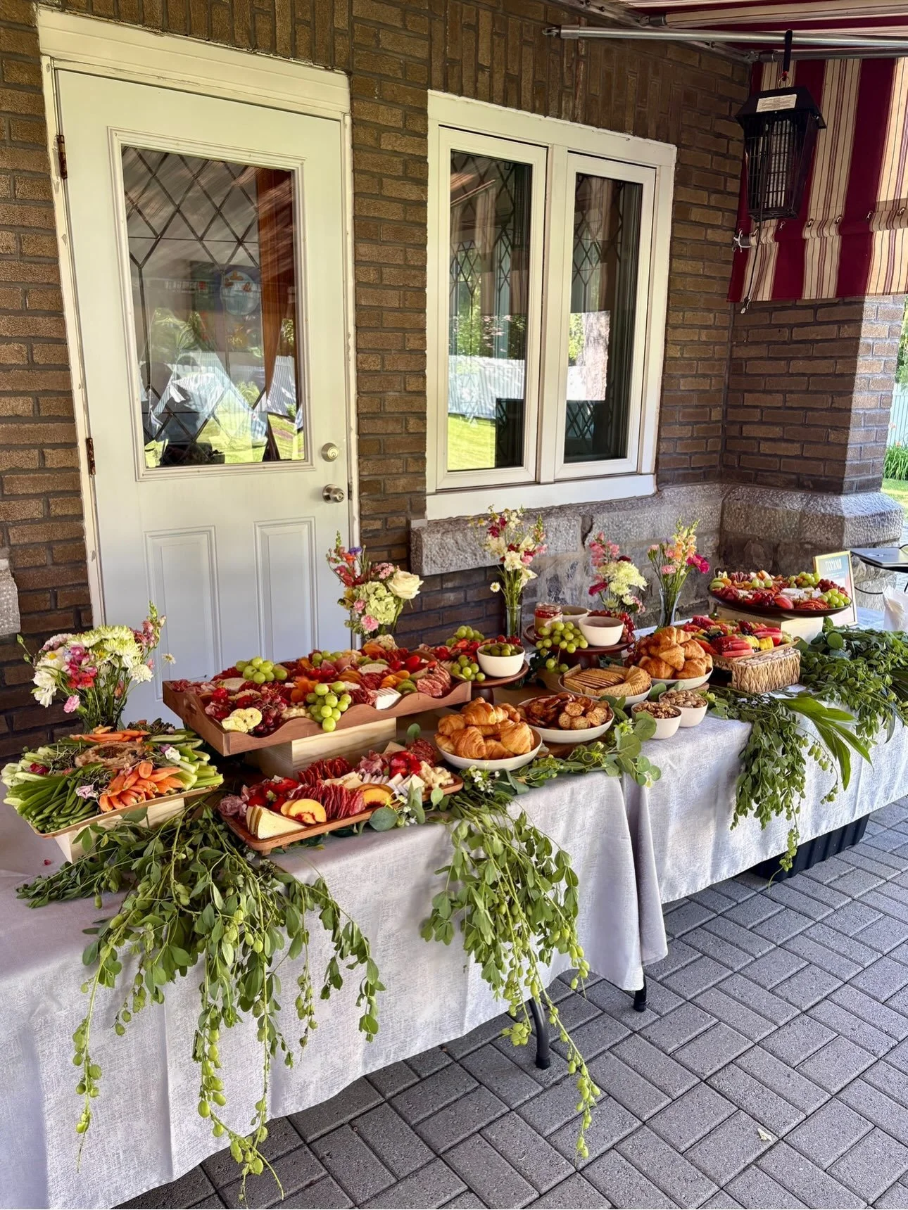 fresh greenery and bouquets take grazing tables to the next level @graceshandpickedflowers 🌺🌸💐🌷