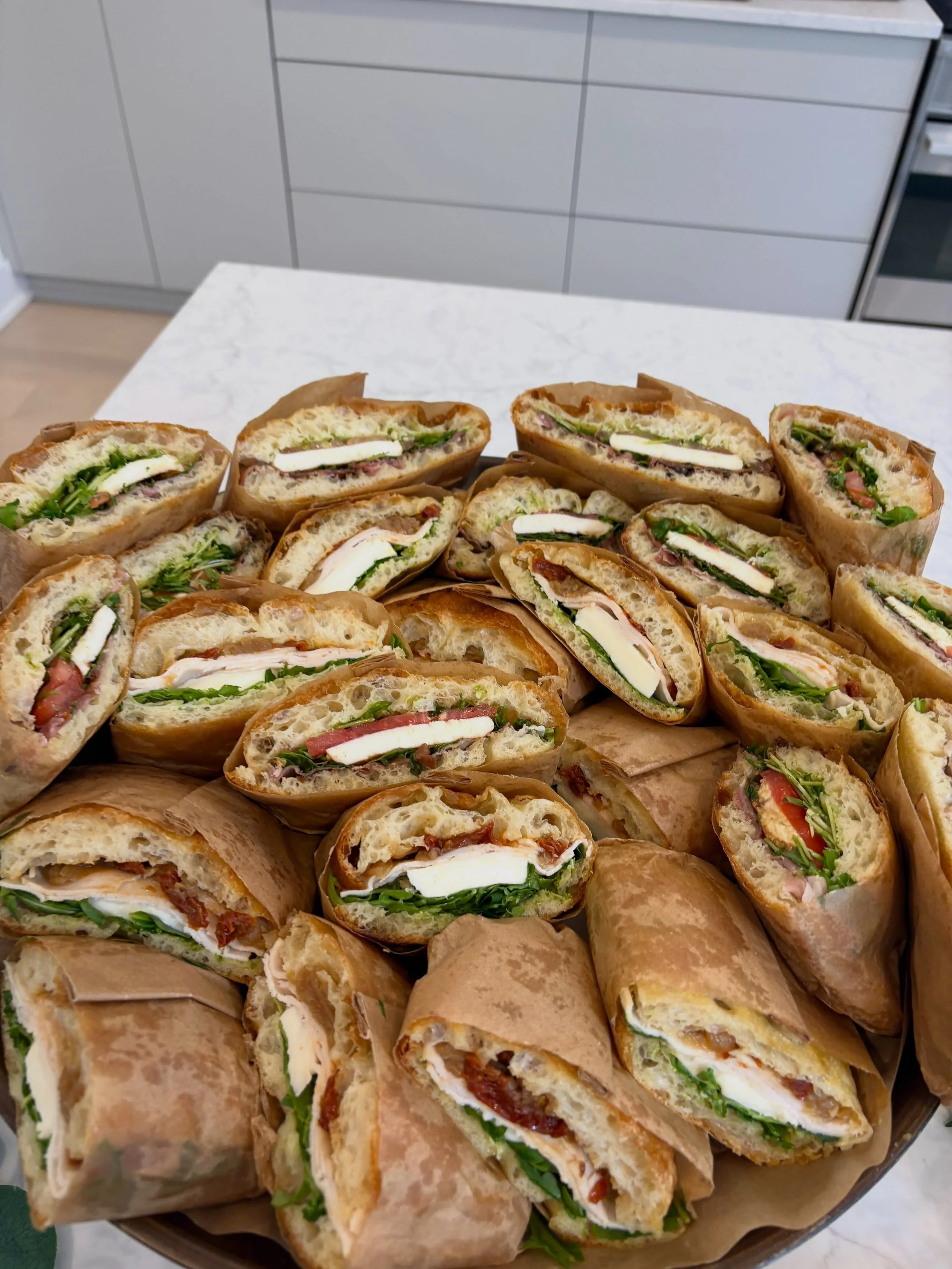 Roasted chicken. Pesto. Caramelized onions. Sun dried tomatoes. Fresh mozzarella. Balsamic glaze. Arugula. 🫨