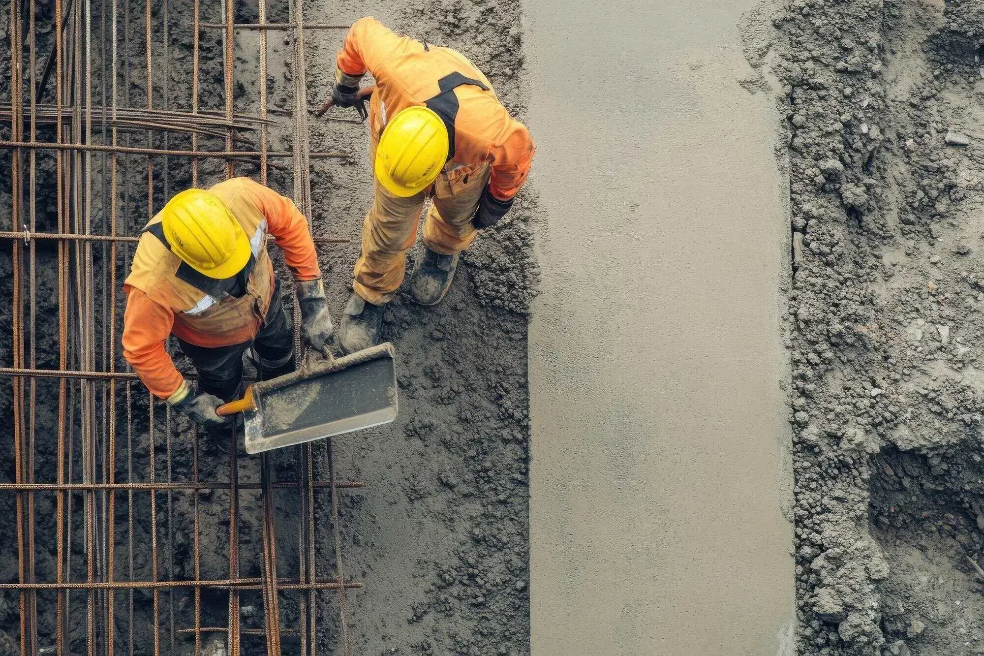 İnşaat alanında su yalıtımı ve beton uygulaması yapan ekip – İzoaktif Yalıtım