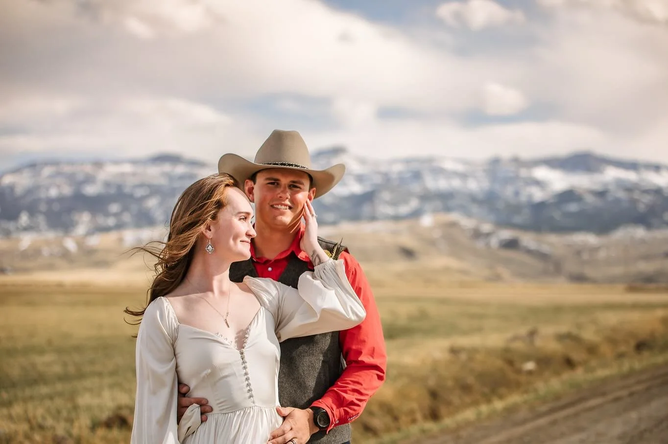 Despite the Wyoming wind, we still managed to make it happen! 😉🙏📸 #windywyoming #wyomingphotographer #elopementphotographer #elopementinspo