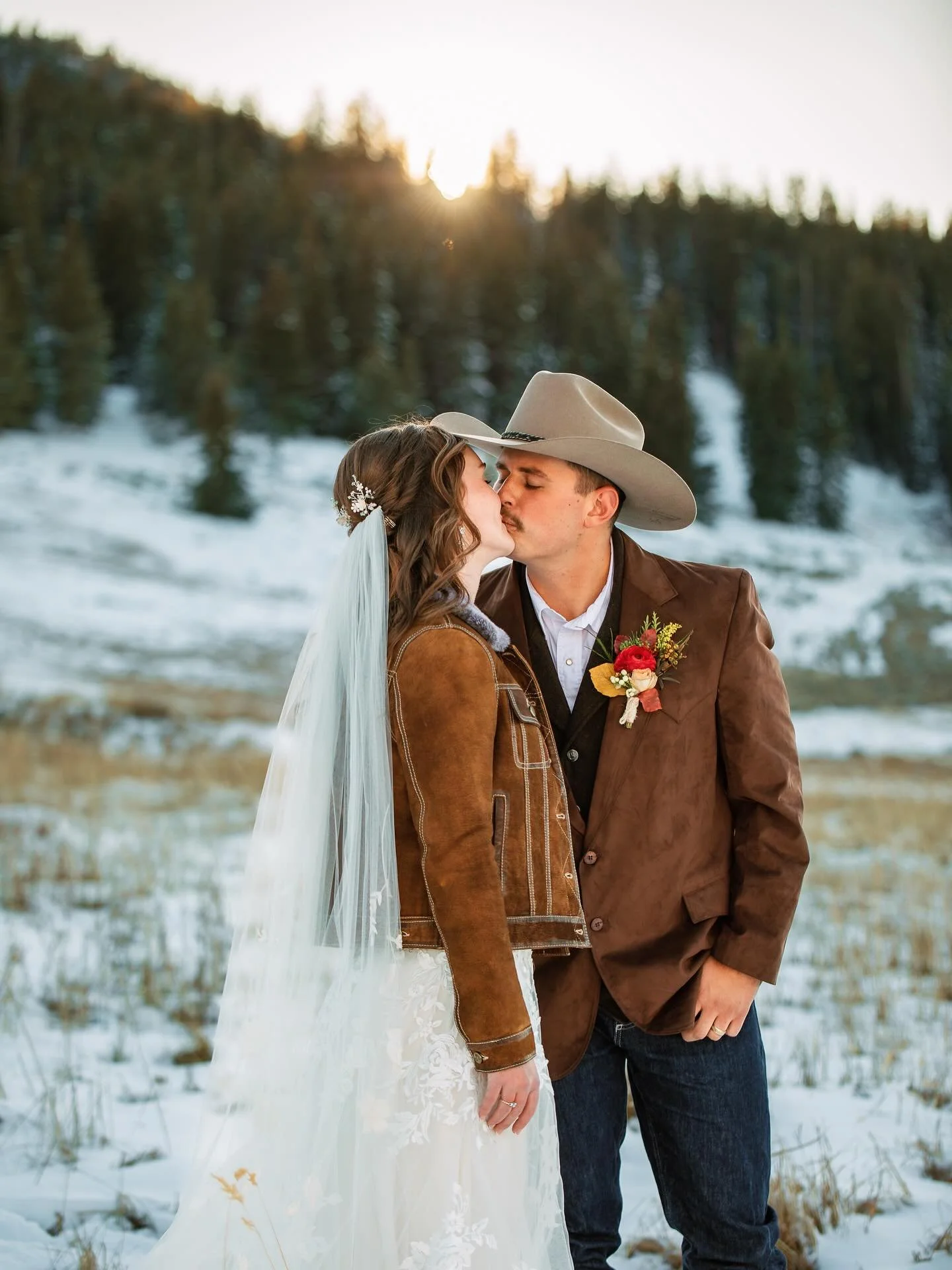 Love as pure as the snow, as endless as the mountains. 🏔️ 
It&rsquo;s so hard to pick just 20 photos! 😩 More from this day can be viewed on my website. aprilstuartphoto.com 
Flowers by @beartoothfloralandgifts 
#wyomingwedding  #wyomingphotographer