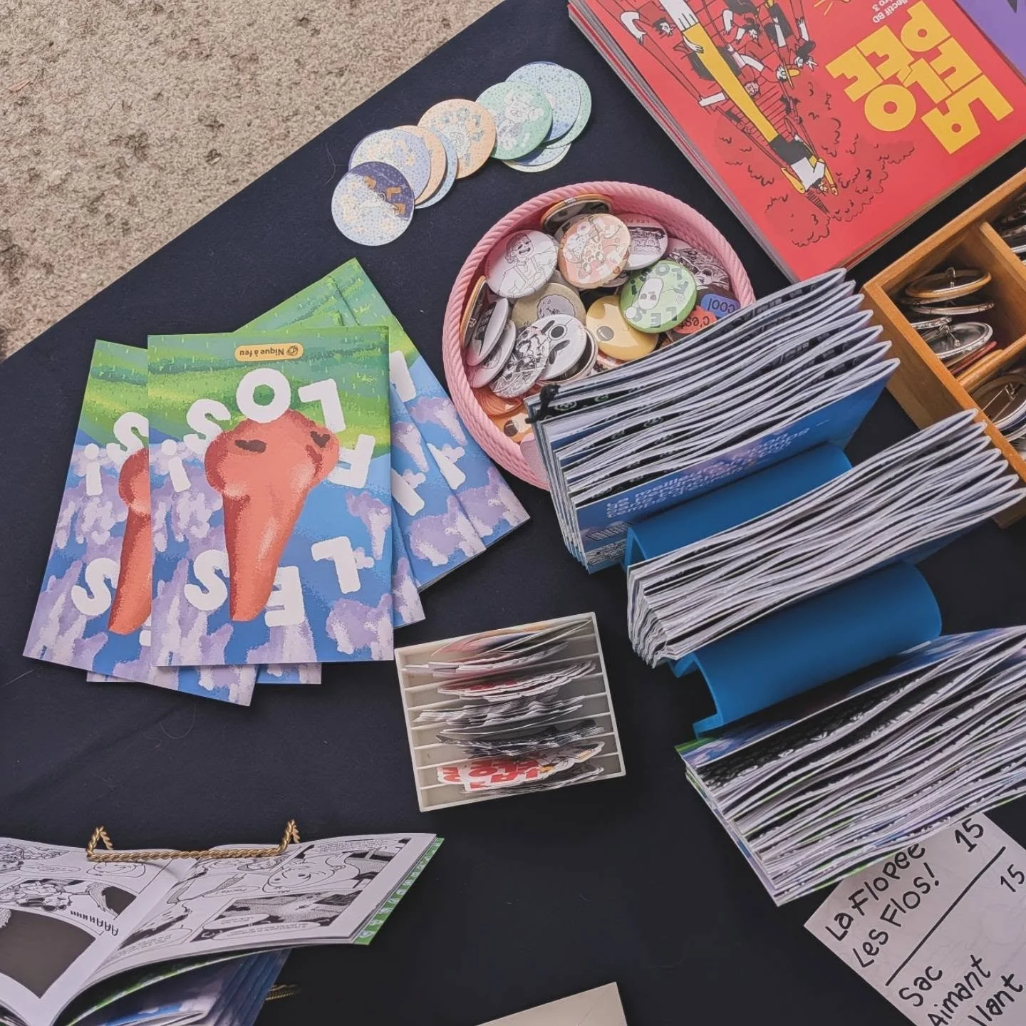 Tout est en place, fait beau, on a des collations et  &ccedil;a sent le printemps! 💛🔥

#fbdm #mtl #festival #bandedessin&eacute;e #bdindependante