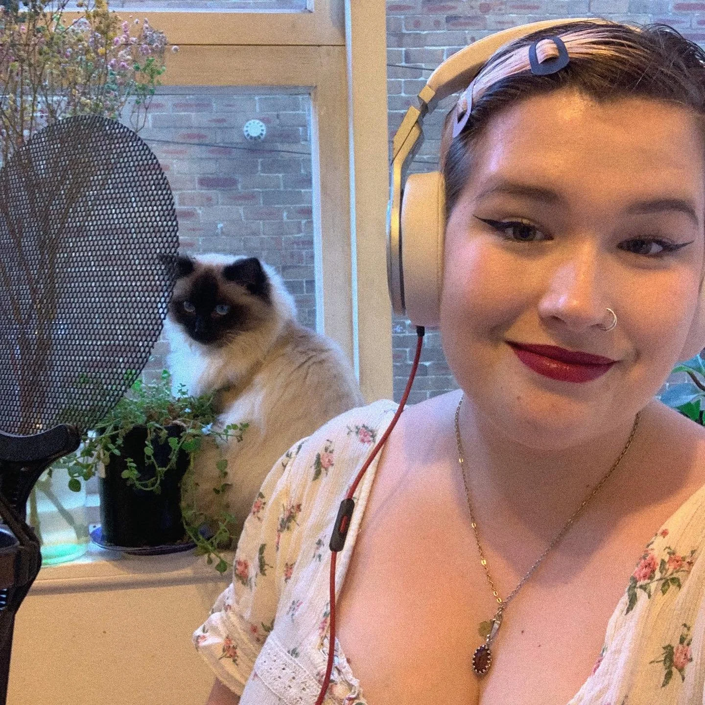 Today in the studio with my assistant! The official Voice Box online teaching team! 🎶✨