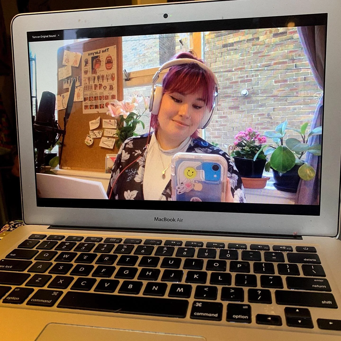 All set up for online lessons here at The Voice Box! 🎶

Feel free to DM about lesson times, or book through my website! See you virtually soon!