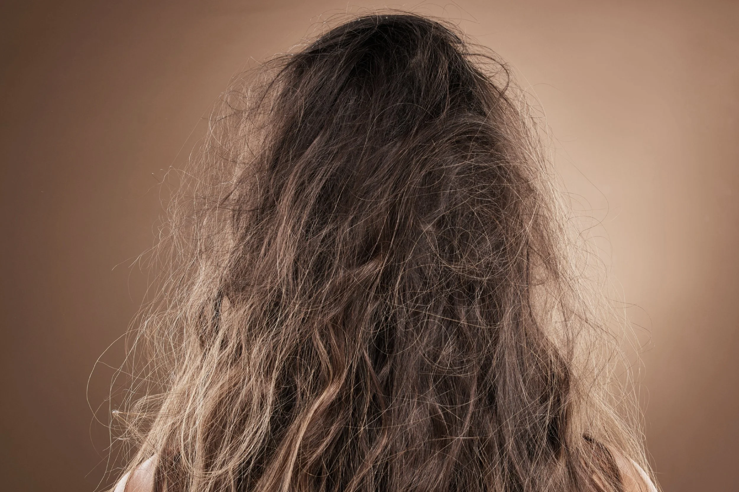 Errores comunes que están dañando tu cabello (y cómo evitarlos)