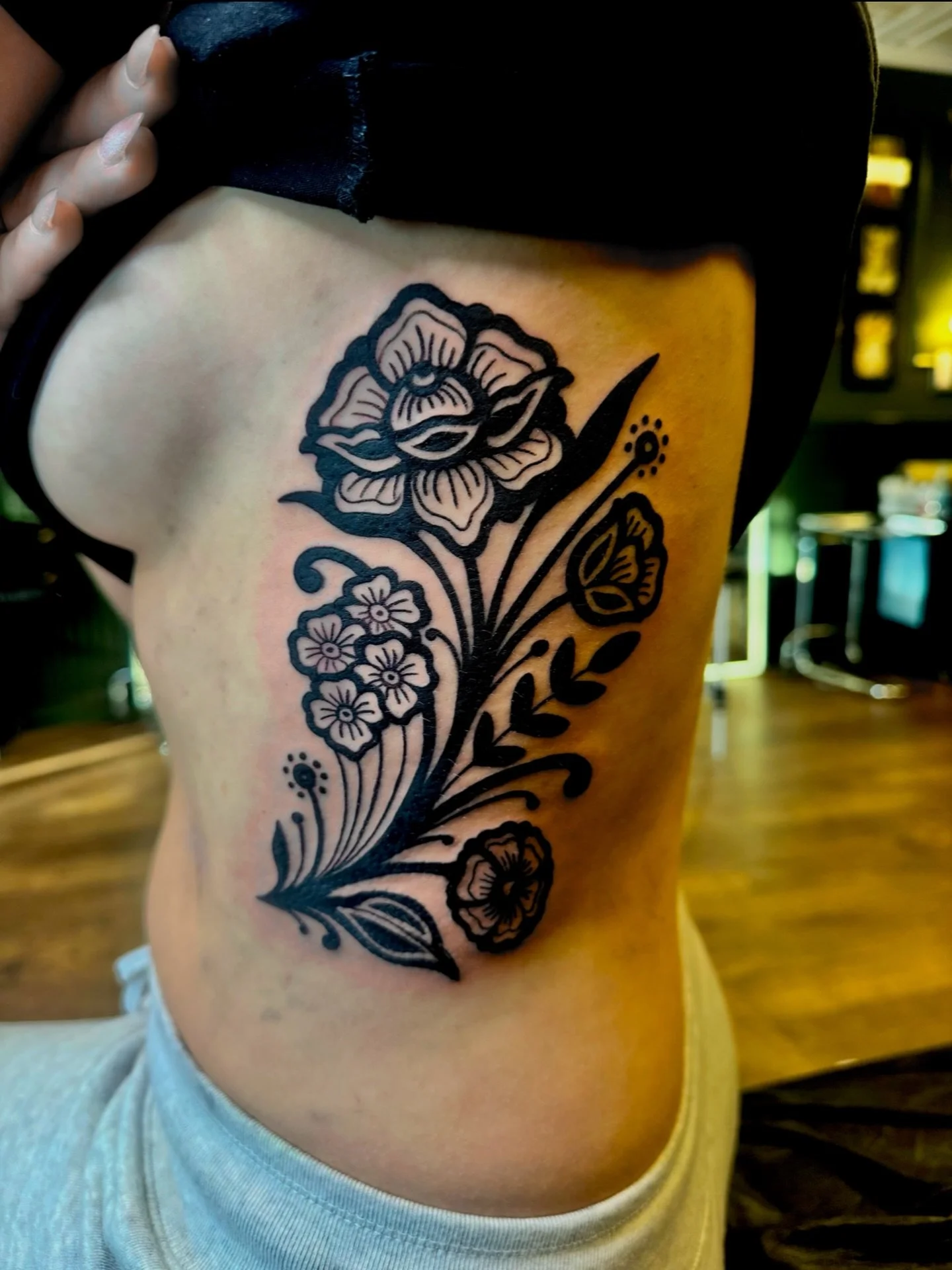 BOLD WILL HOLD!
Check out this super bold floral piece done by our resident artist @joshsimpson503 ! If you are interested in working with Josh on a project like this, message him directly or through here!

#vellumstudios #blackworktattoo #floraltatt