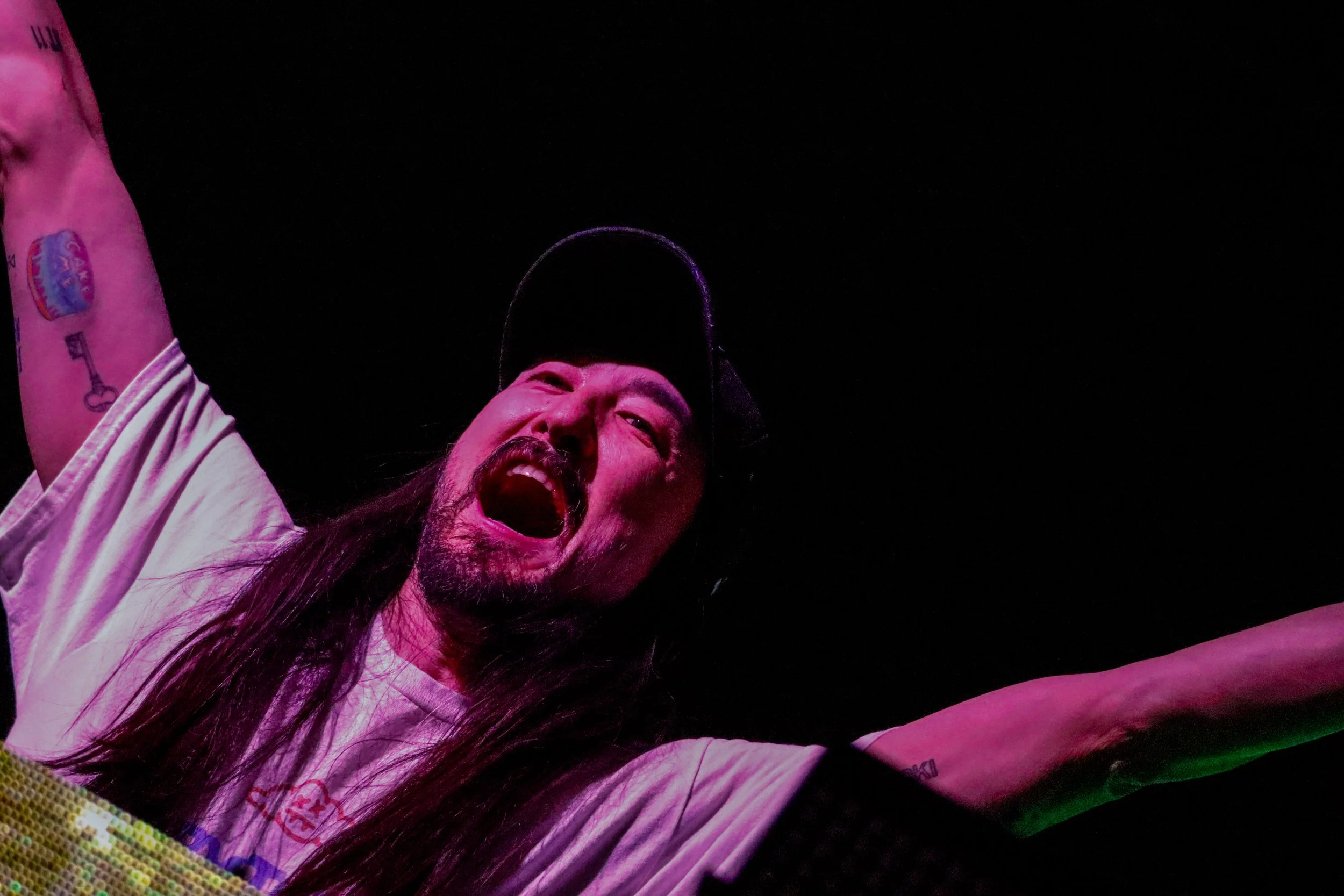 Steveaoiki_photo_happy.jpg