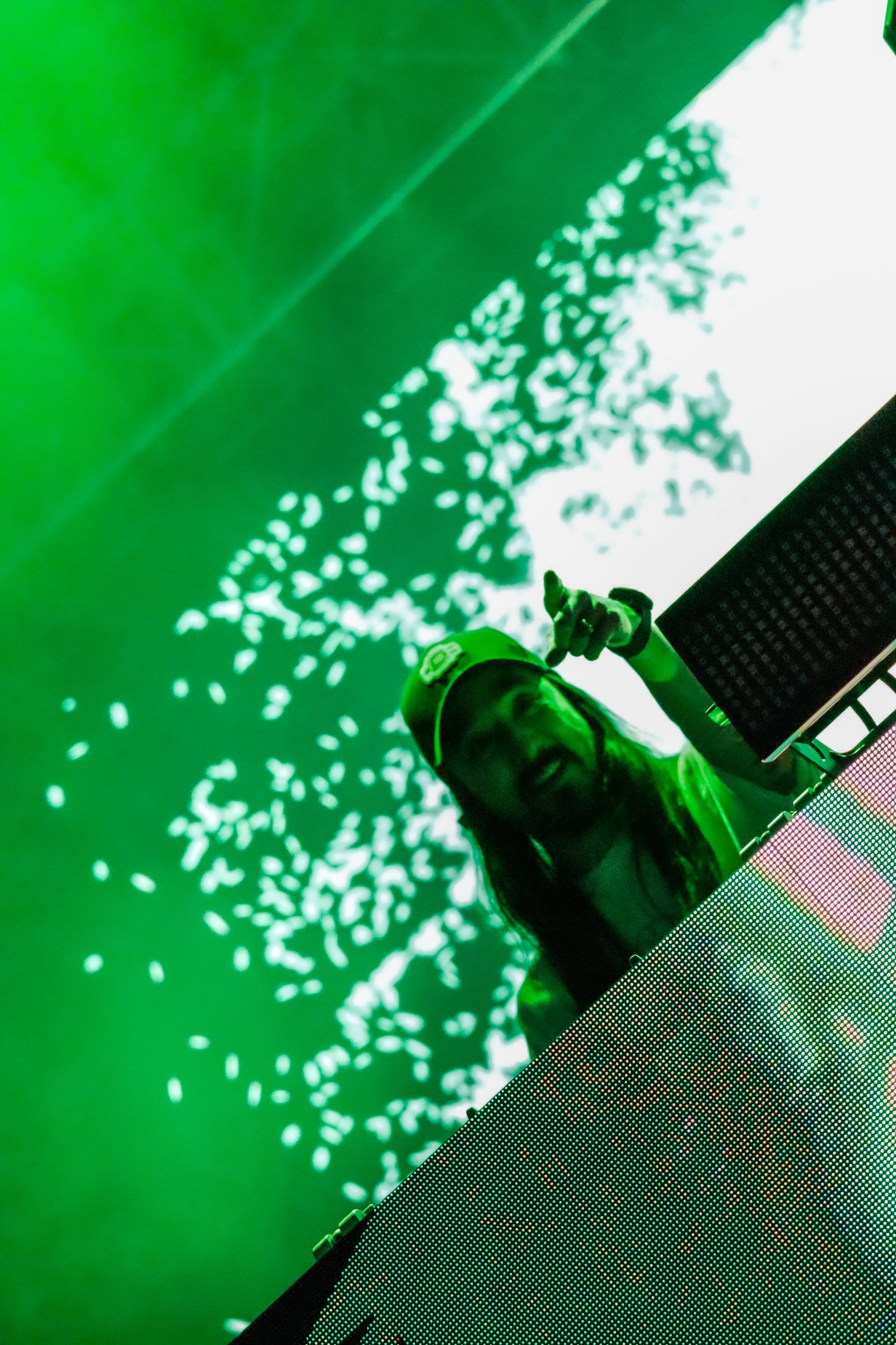 Steveaoiki_photo_pointing.jpg