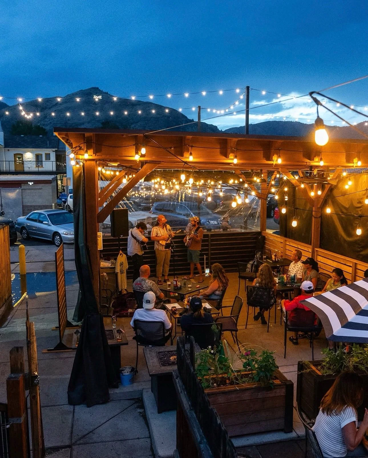 🍁It&rsquo;s finally fall 🍁

Come hang with us on the back patio at @goldenoldcapitol tonight, 9/24, from 6-8pm and enjoy some tunes on this fine fall evening!

Word on the street is that Dan the bass man will be joining us tonight 👀