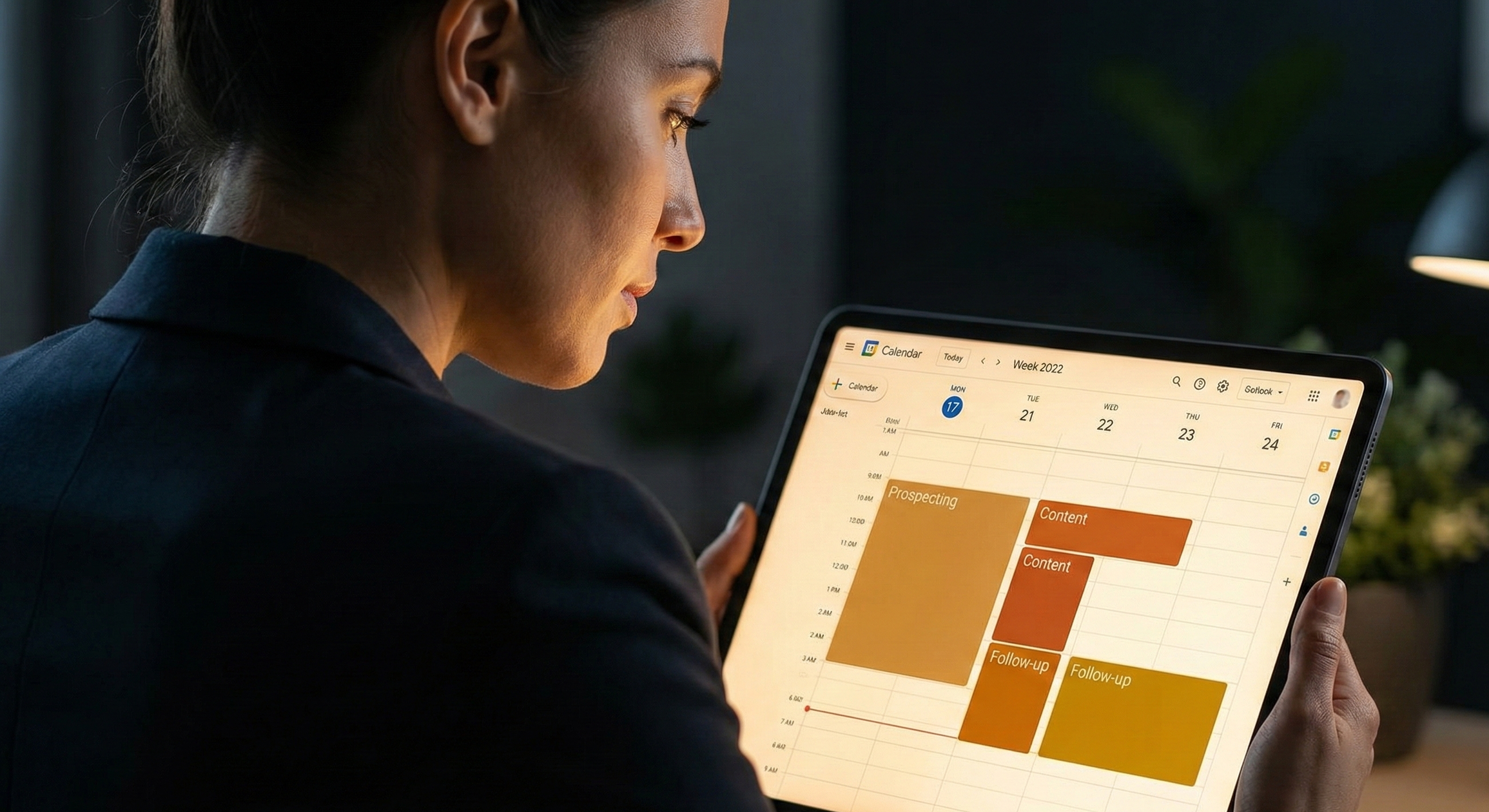 Tablet mostrando calendario digital con bloques de tiempo asignados para prospección y contenido.