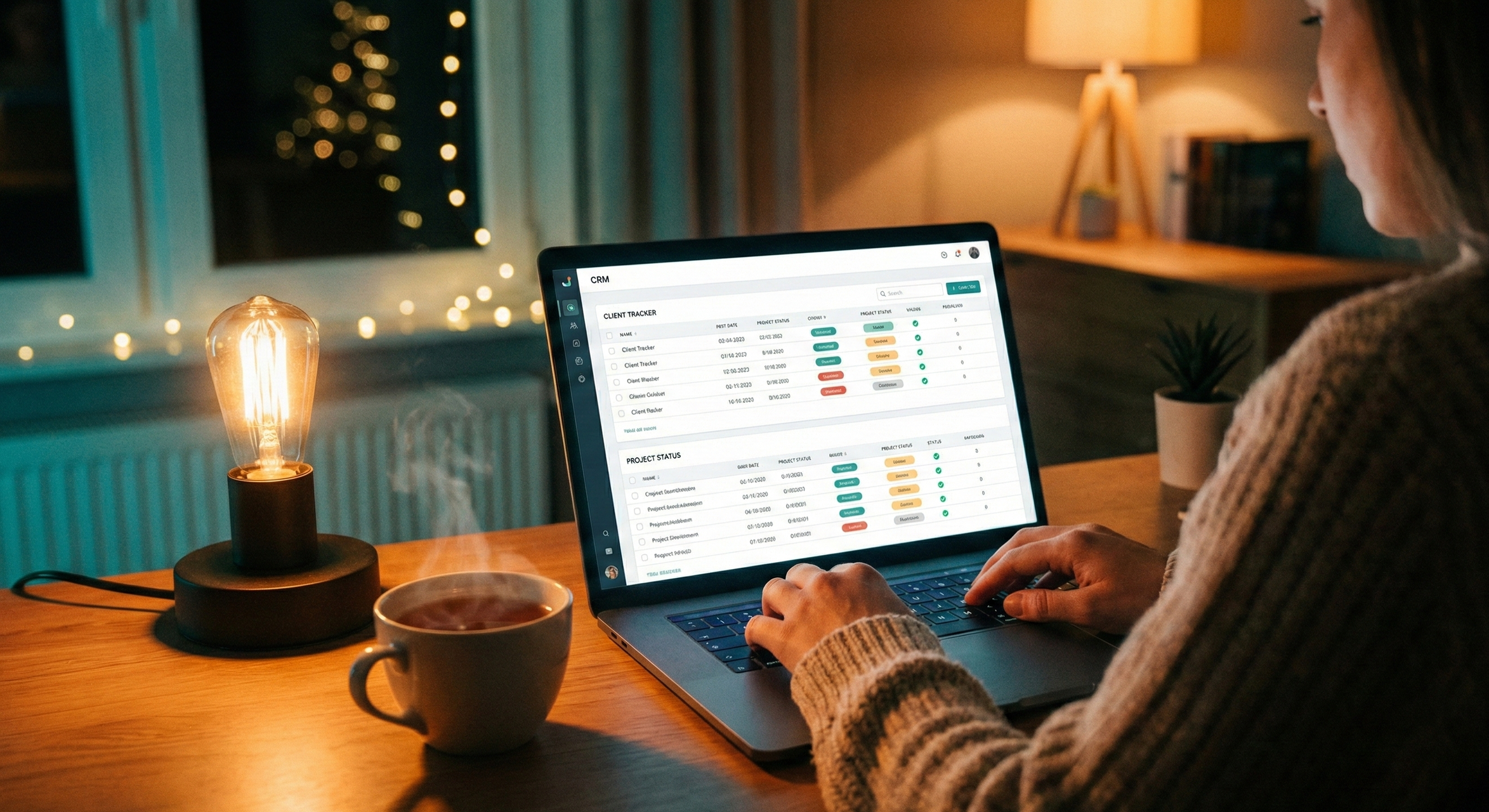 Limpieza y organización de CRM inmobiliario en una laptop durante una noche tranquila de diciembre.