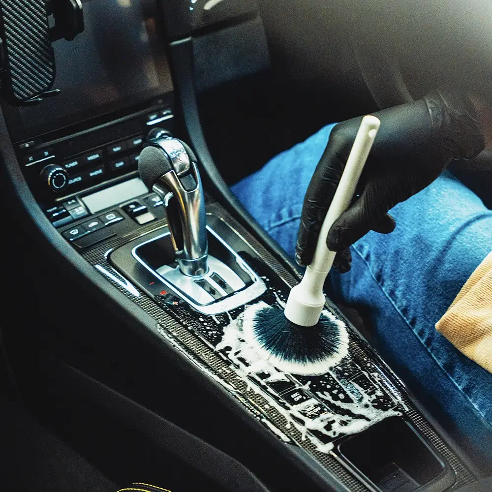 Limpieza a detalle: cada ranura, cada botón, sin excepción