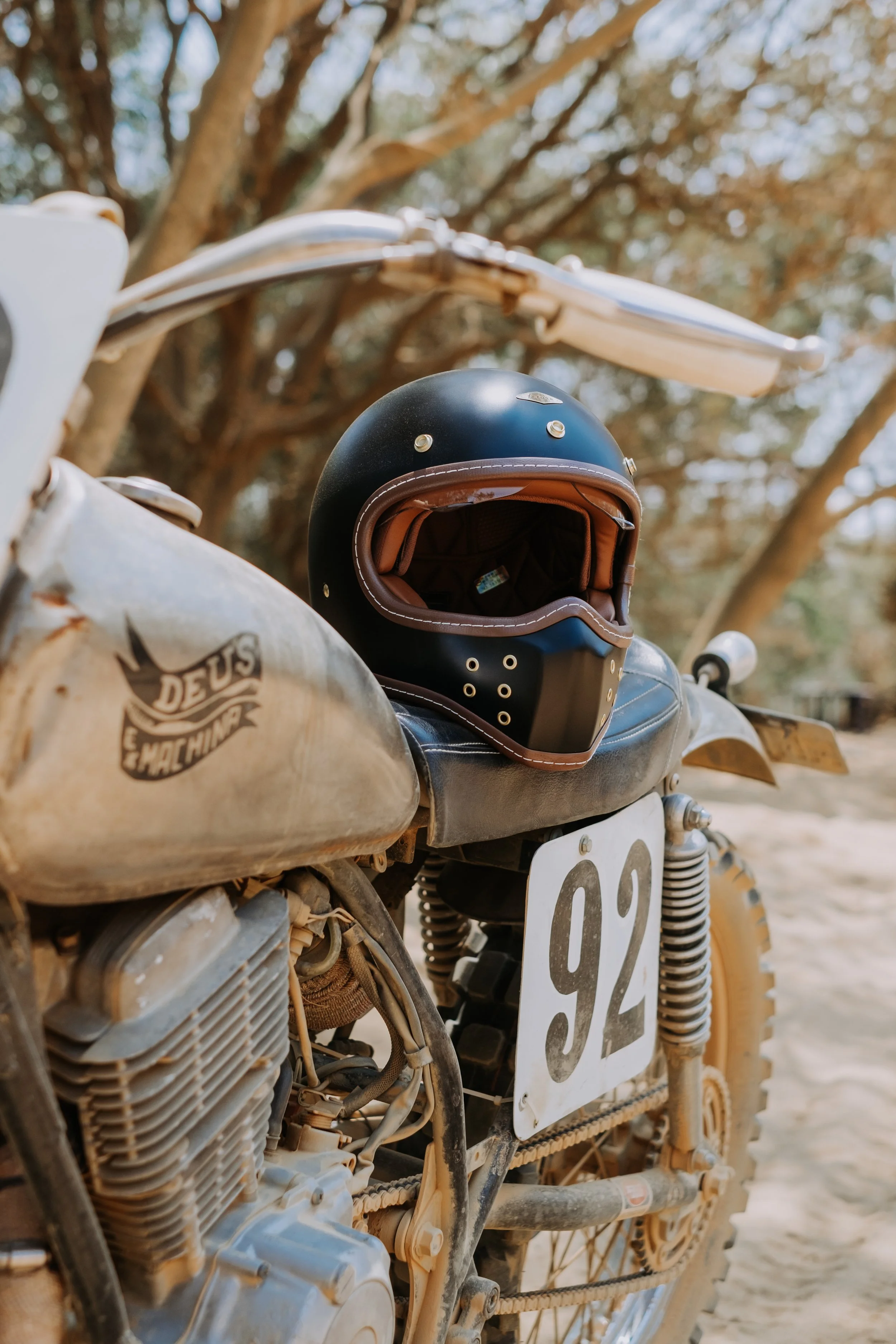 商業攝影｜復古藍白安全帽特寫，放置在92號越野摩托車上，品牌細節形象拍攝