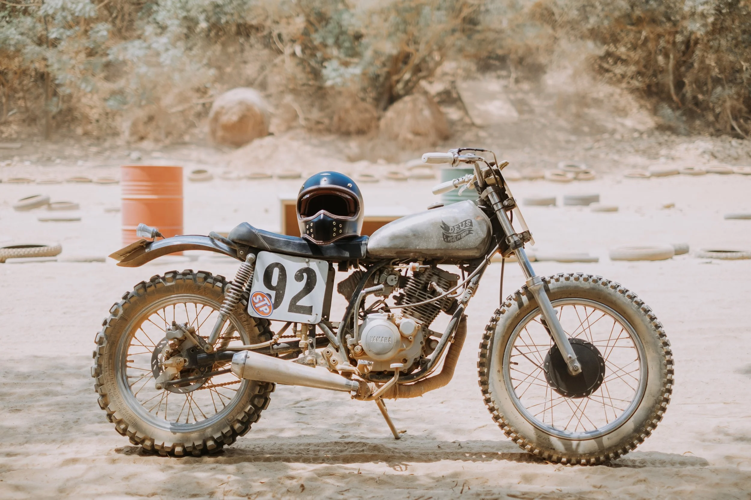 商業攝影｜越野摩托車92號停放戶外，安全帽擱在座墊上，品牌靜物形象拍攝