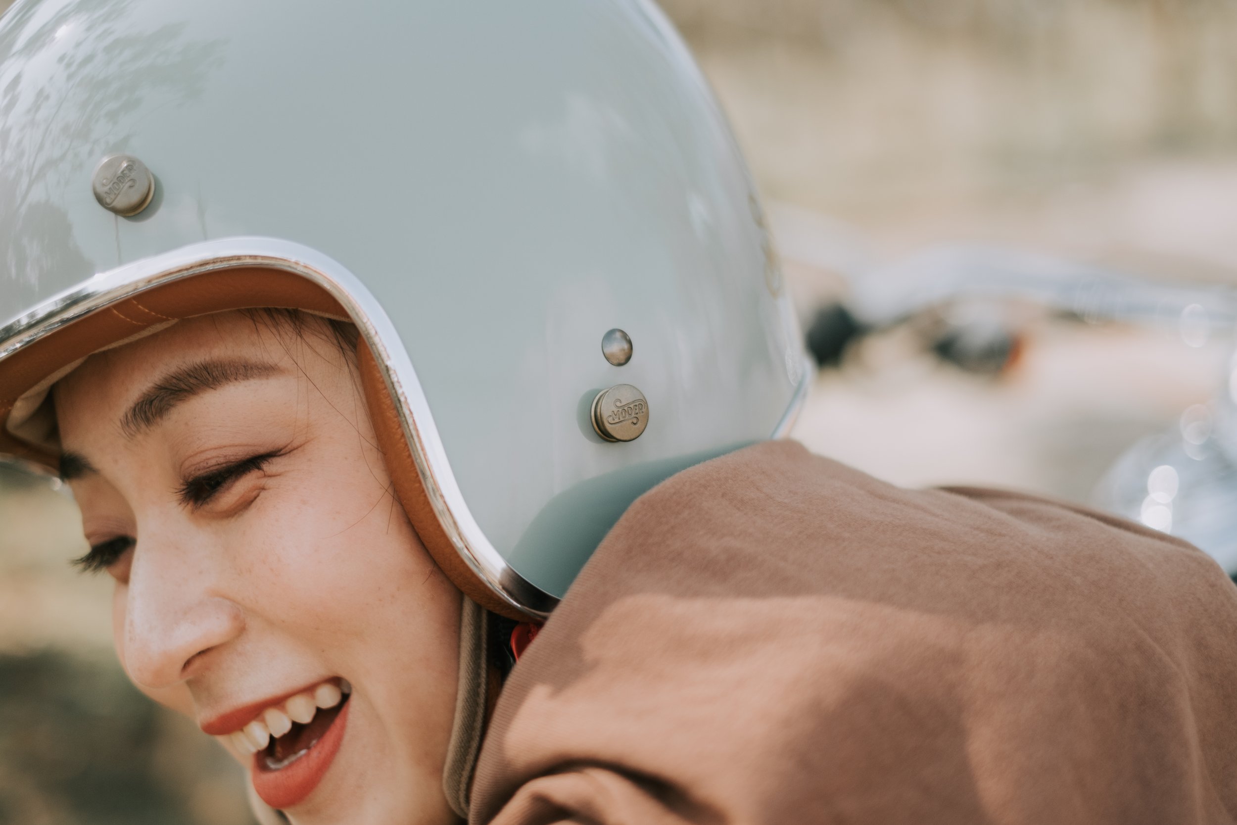 商業攝影｜女生特寫笑臉戴著淺藍色復古安全帽，自然光品牌形象寫真