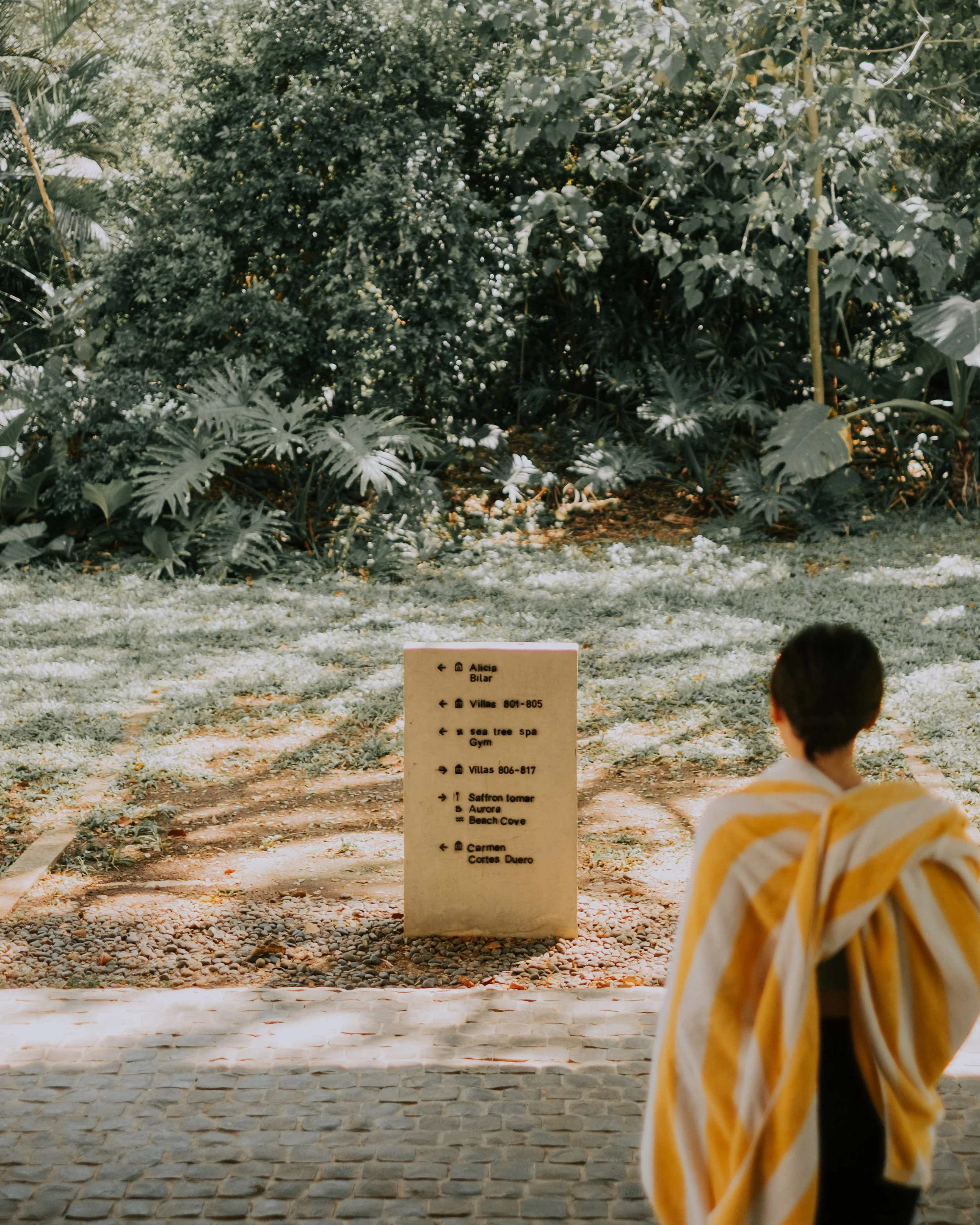 商業攝影｜黃色條紋服飾人物站立於綠意庭院，戶外空間場地氛圍環境攝影